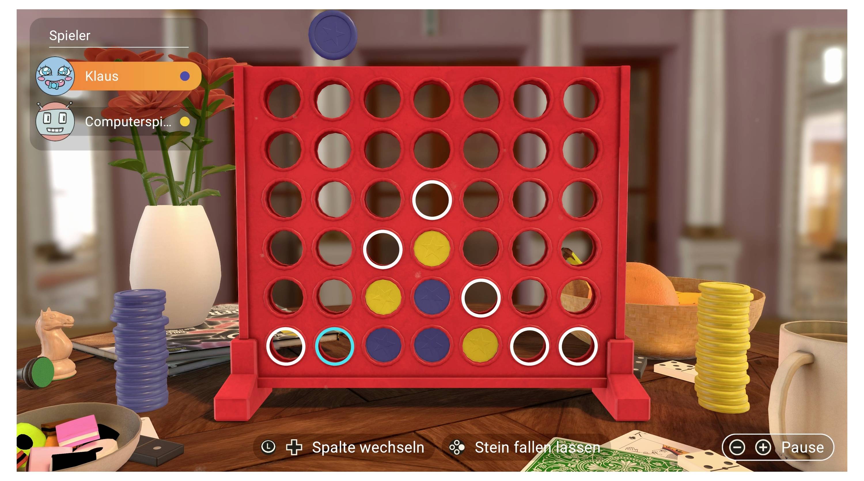'Spiel Connect 4 mit gelben und roten Spielsteinen in einem Wohnzimmer. Spieler 'Klaus' hat den Vorteil. Spielsteine und Chips auf dem Tisch.'