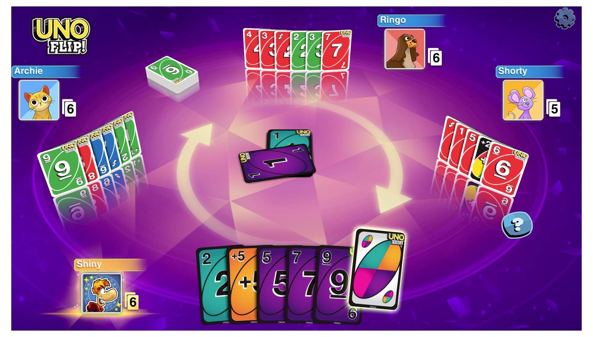 Kartenspielszene in UNO Flip mit sechs Spielern. Jeder Spieler hat unterschiedlich farbige Karten auf der Hand. Zwei Stapel in der Mitte.