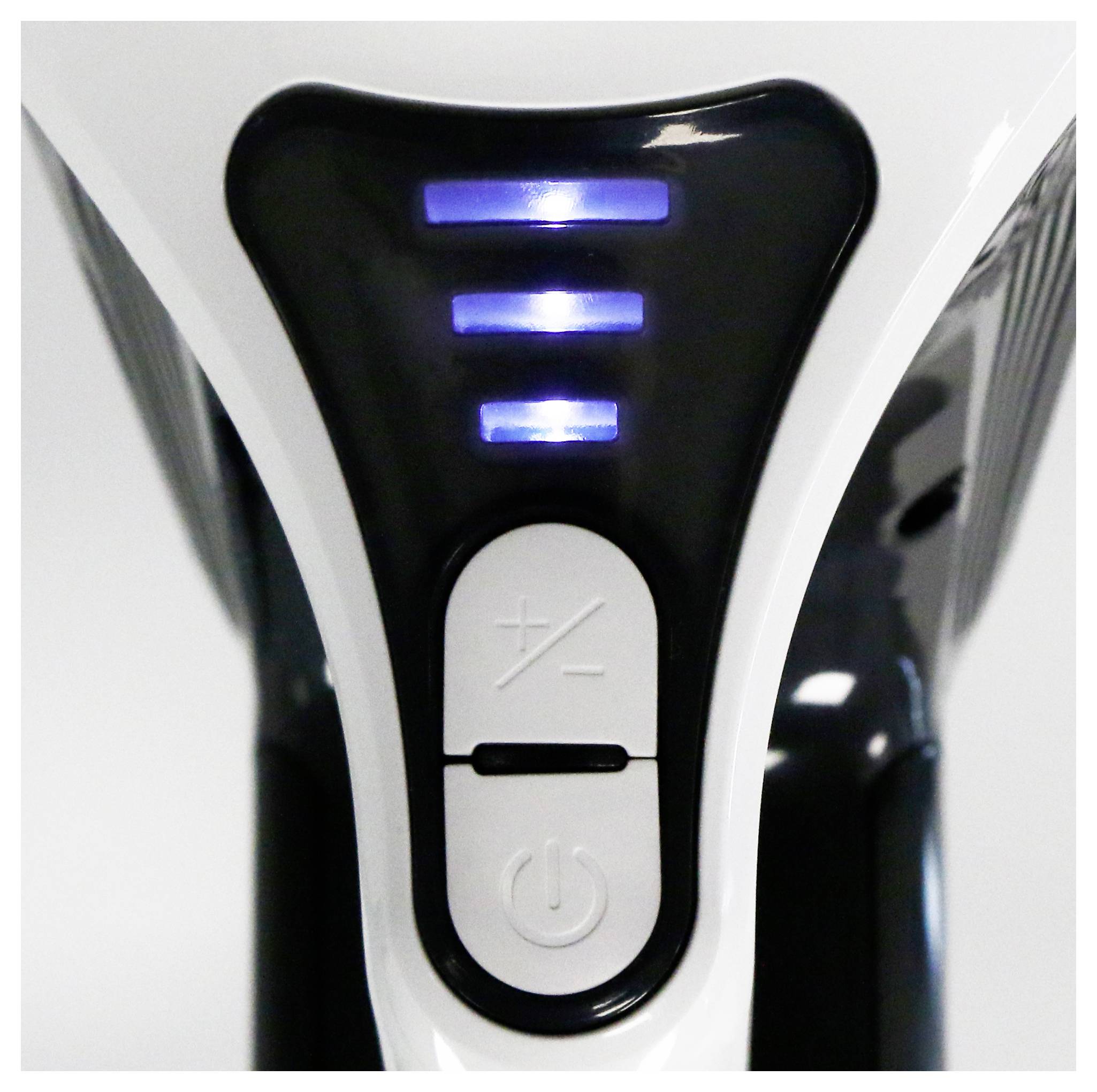 Nahaufnahme einer elektrischen Geräteanzeige mit zwei leuchtenden blauen Lichtern und Bedienfeld mit '+/-' und Ein/Aus-Schalter.