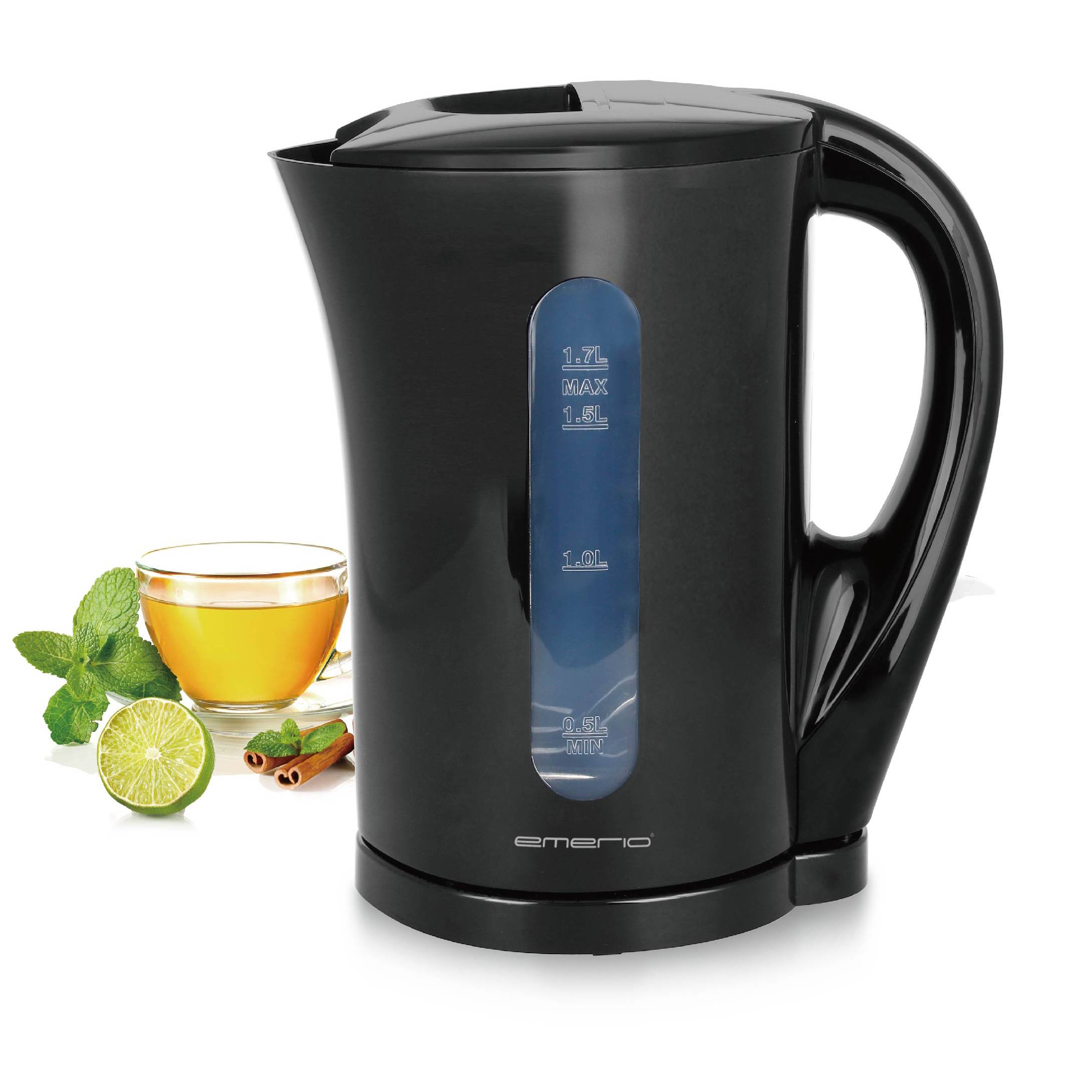 Ein schwarzer elektrischer Wasserkocher mit Wasserstandsanzeige. Daneben liegen Minzblätter, eine halbe Limette, Zimtstangen und ein Teeglas.