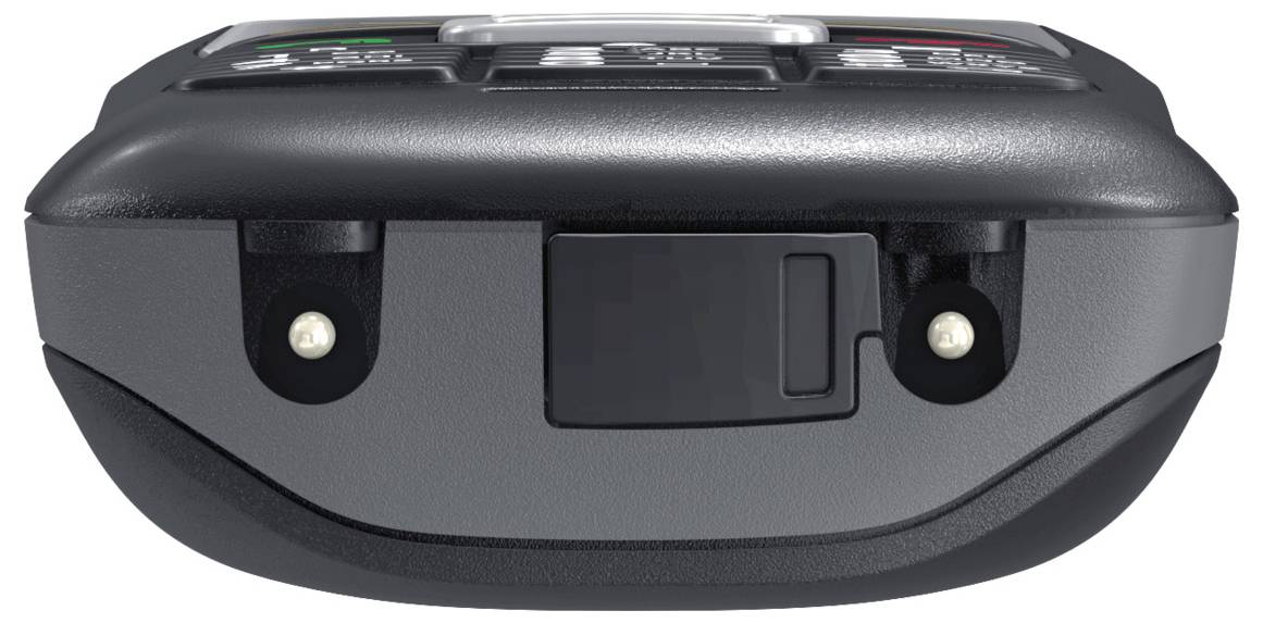 Eine schwarze, rechteckige elektronische Geräteunterseite mit zwei sichtbaren Schrauben und einem zentralen, rechteckigen Einsatz.