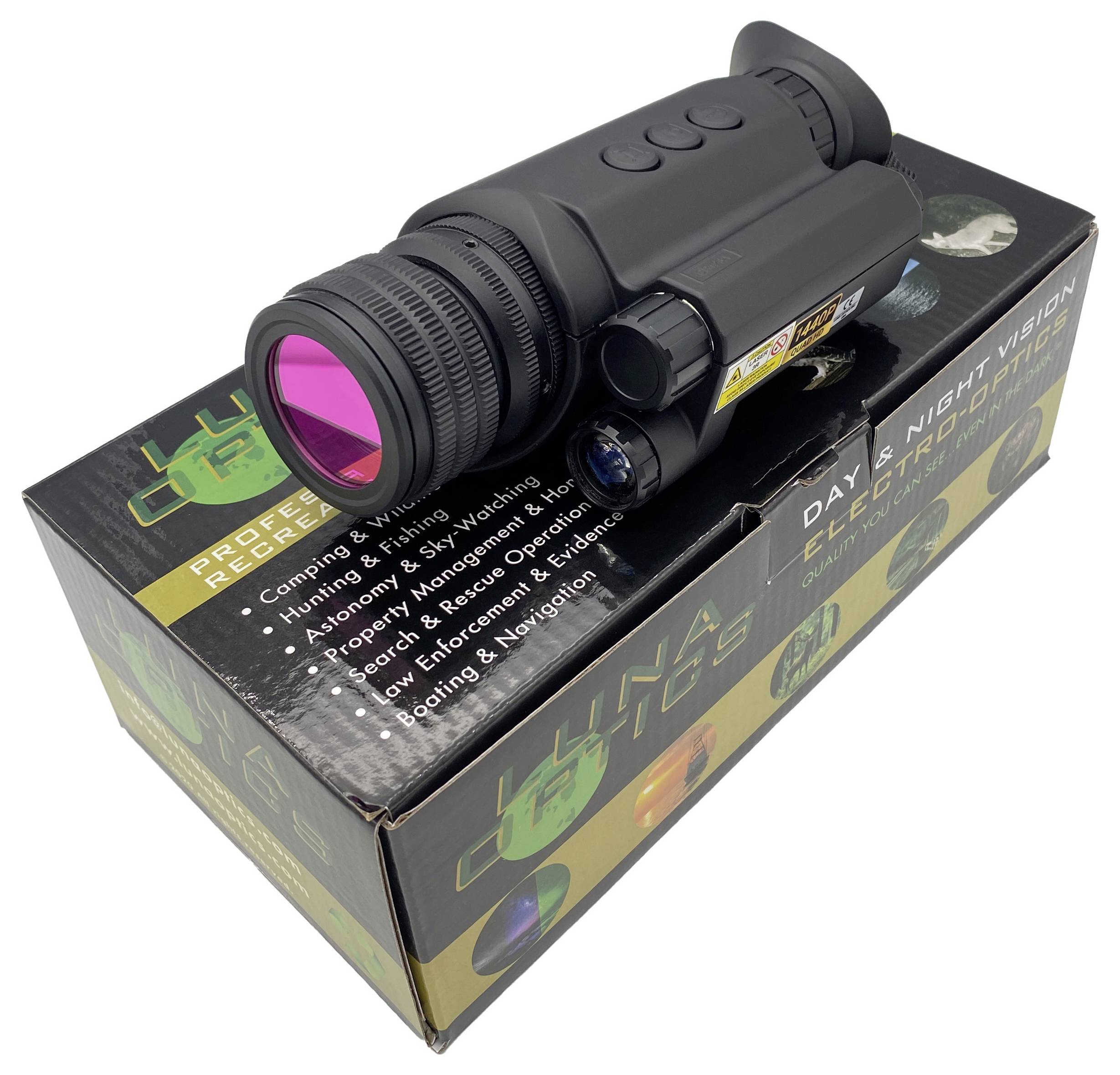 Ein Nachtsichtgerät, platziert auf der Verpackung mit Aufschrift 'Tag- und Nachtsichtgerät', Objektiv zeigt nach links.