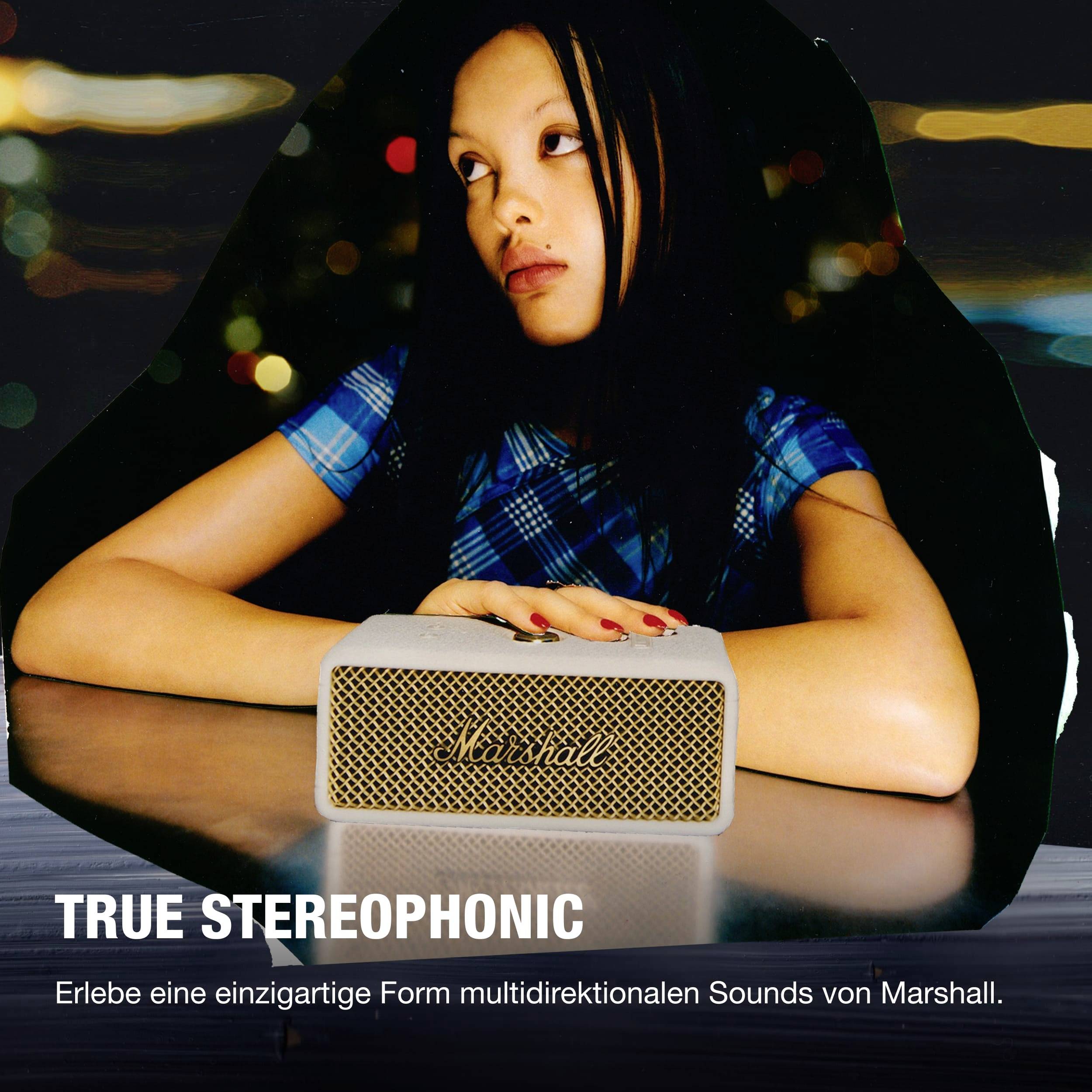 Eine Frau lehnt auf einem Lautsprecher von Marshall. Text darunter: 'TRUE STEREOPHONIC'. Slogan fördert multidirektionalen Klang.