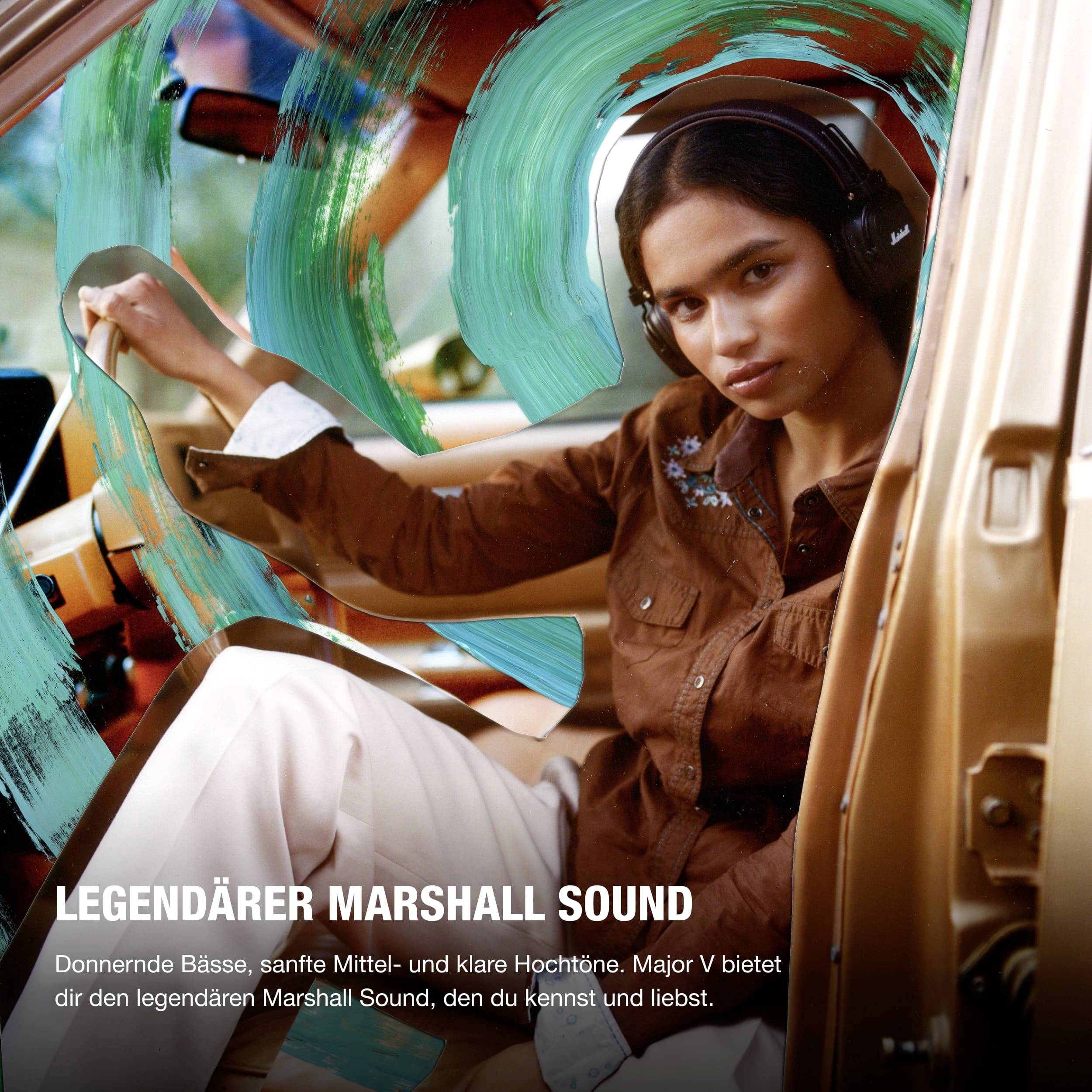 'Frau hört Musik mit Kopfhörern im Auto. Text: Legendärer Marshall Sound. Donnende Bässe, sanfte Mitteltöne und klare Hochtöne.'