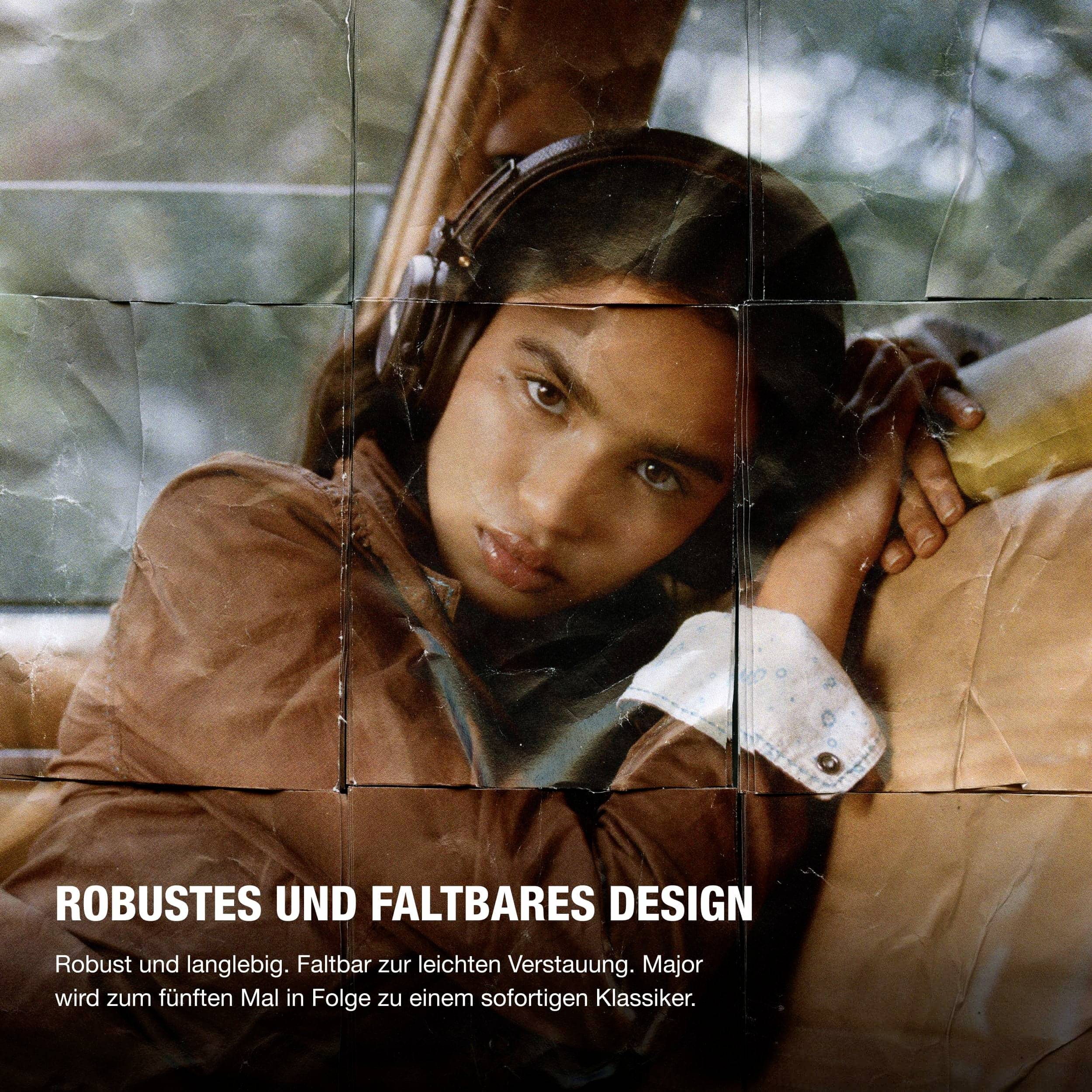 Frau mit Kopfhörern lehnt in einem braunen Sitz. Text unten beschreibt das Design als robust und faltbar, welches sofort zum Klassiker wird.