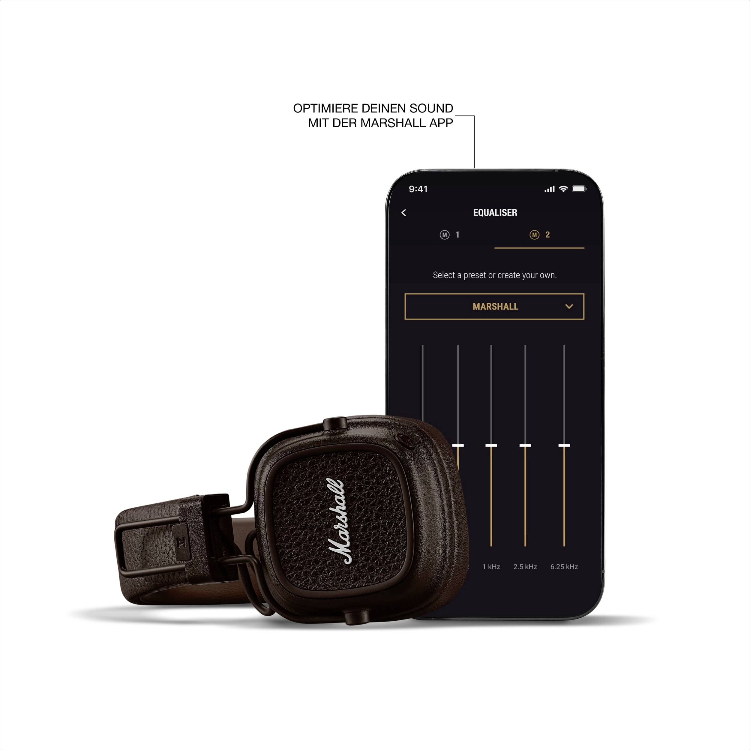 Kopfhörer neben Smartphone mit geöffneter Marshall-App, die Anpassungseinstellungen für den Klang anzeigt. Text: 'Optimiere deinen Sound mit der Marshall App.'