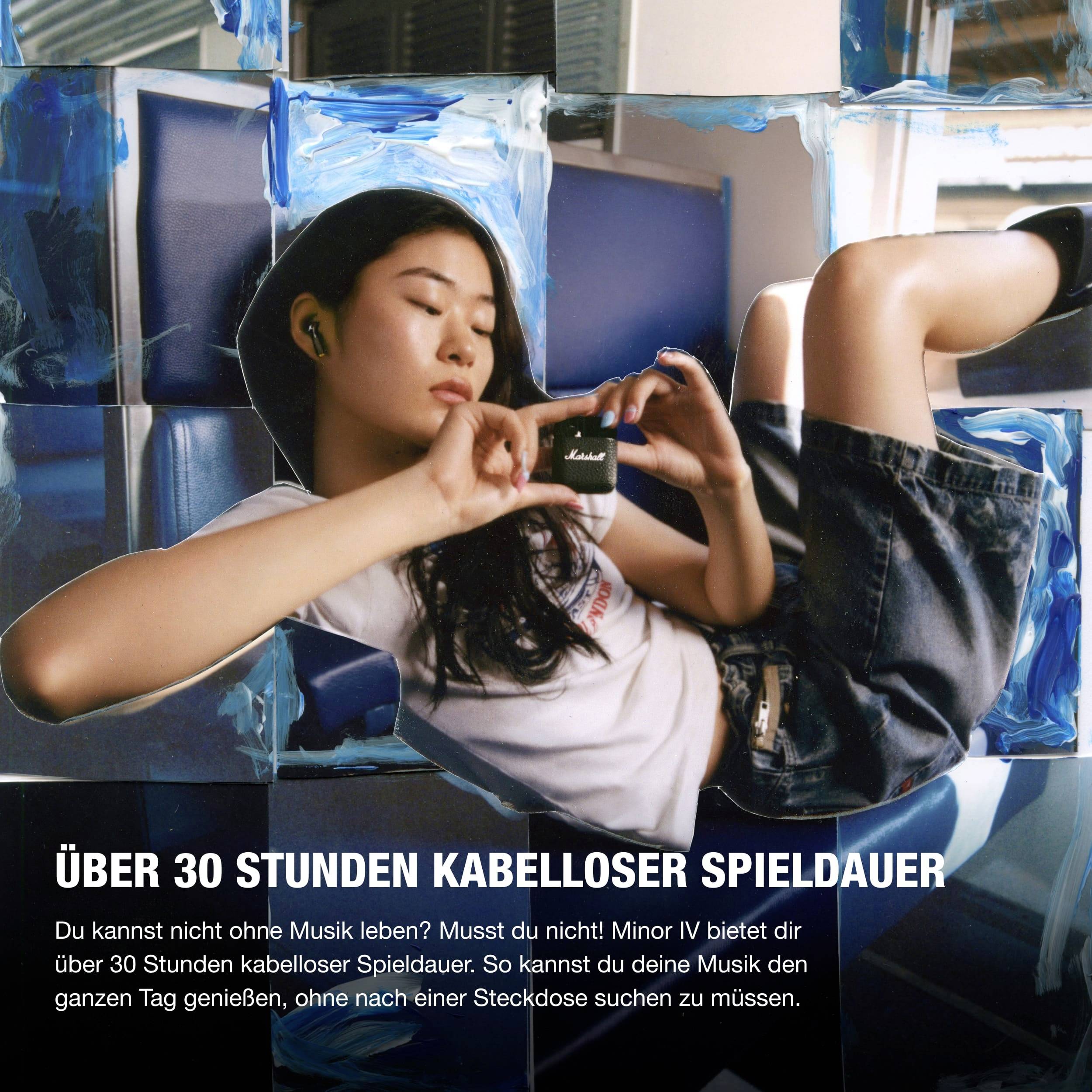 Eine Frau entspannt in einem Sessel, trägt Kopfhörer, genießt Musik. Text hebt über 30 Stunden kabellose Spieldauer hervor.