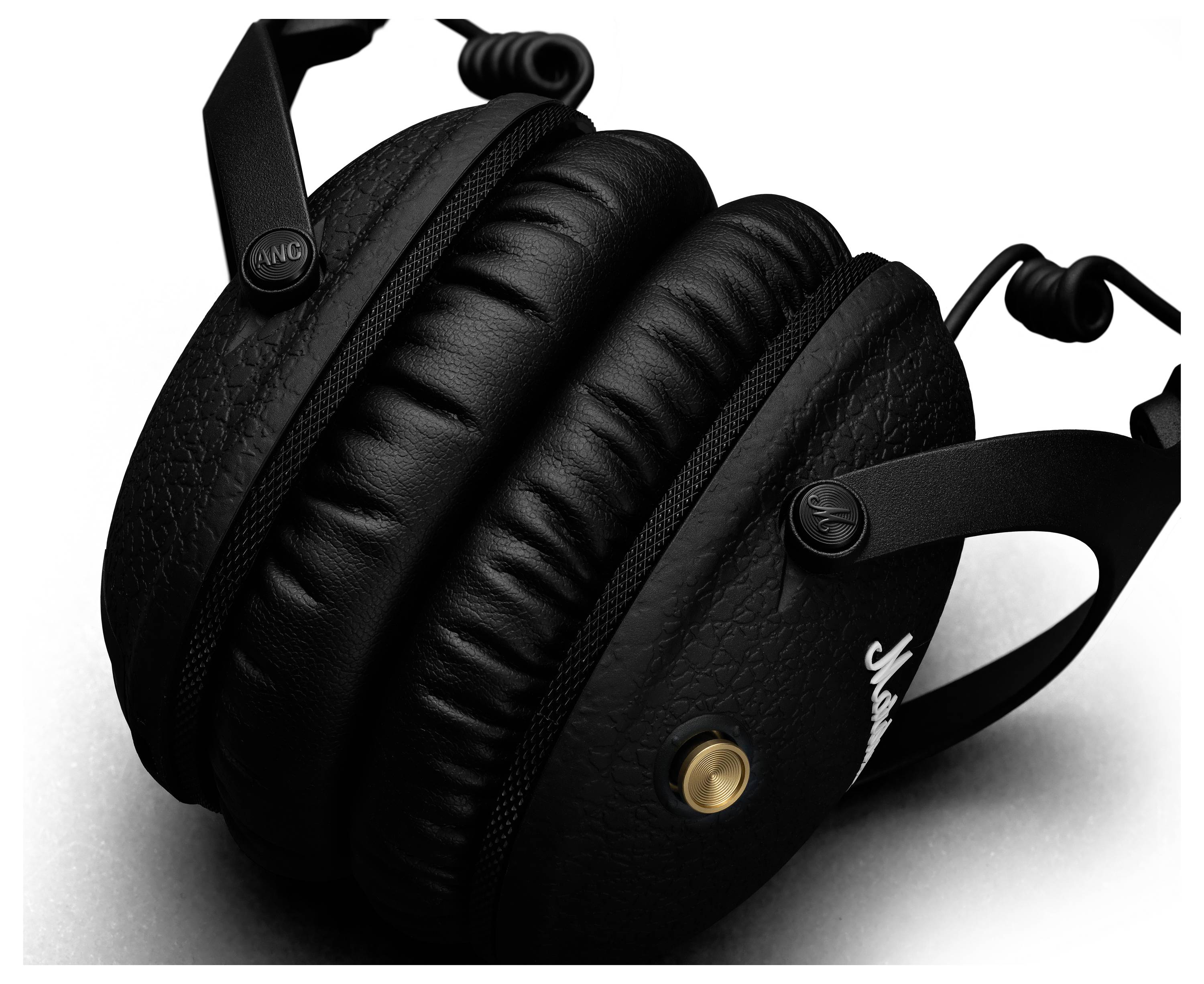 Schwarzer Over-Ear-Kopfhörer mit Lederpolsterung und goldenen Details auf weißem Hintergrund.