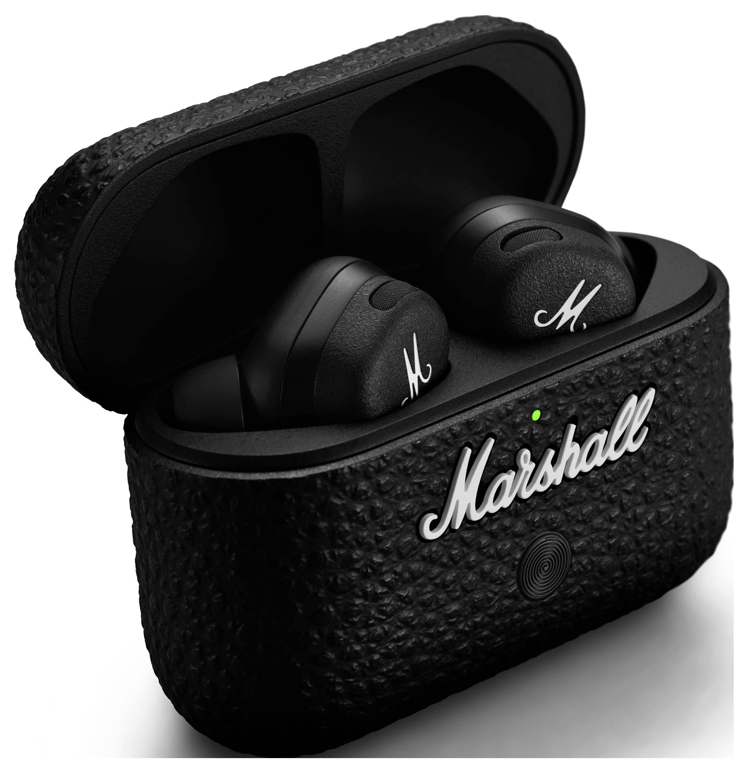 Schwarze kabellose Ohrhörer in einer offenen Ladehülle, beide mit einem Logo versehen. Der Markenname 'Marshall' steht auf der Hülle.
