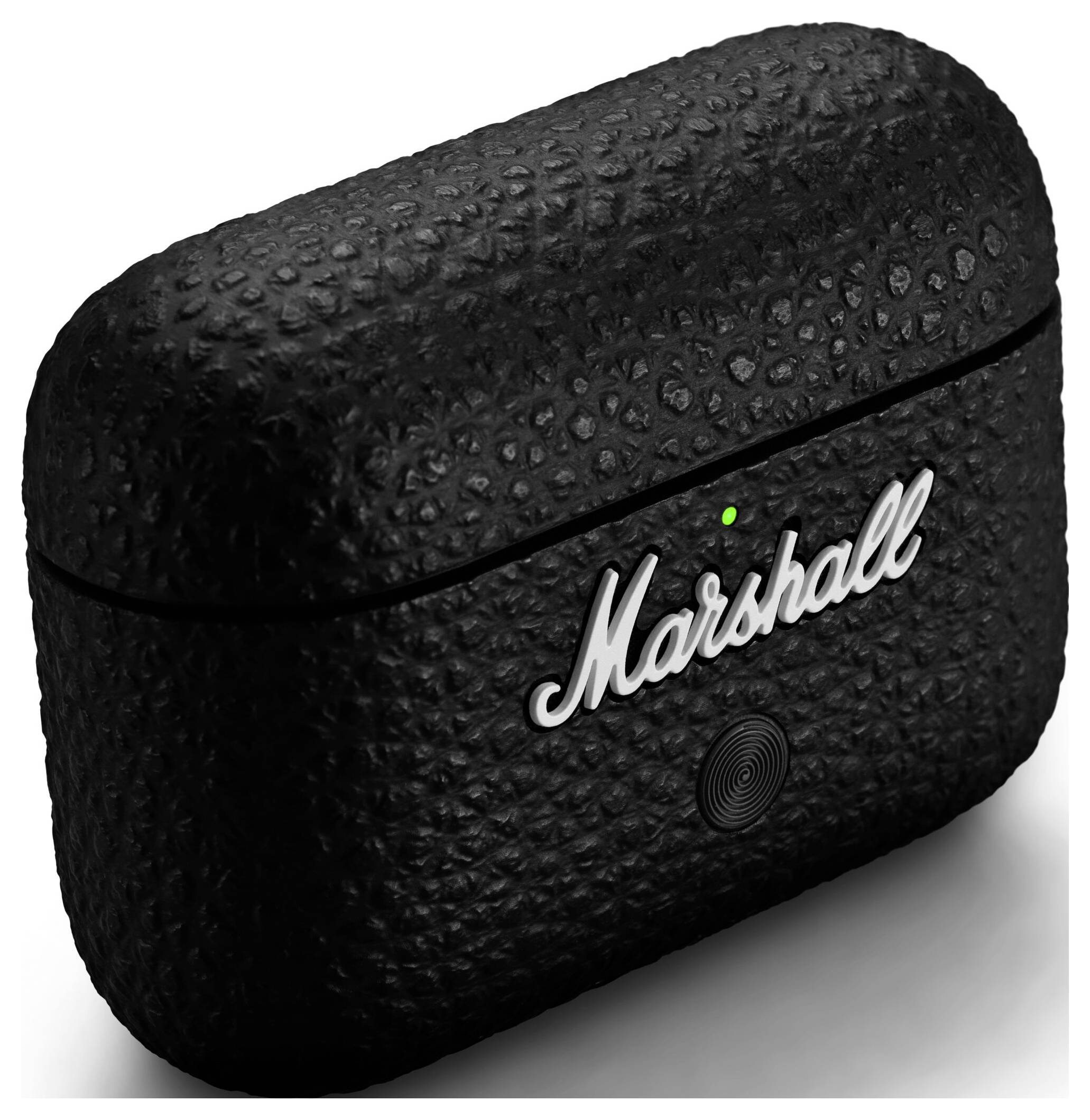 Ein schwarzes, strukturiertes Etui mit dem weißen Schriftzug 'Marshall' und einer kleinen grünen Anzeigeleuchte auf der Vorderseite.