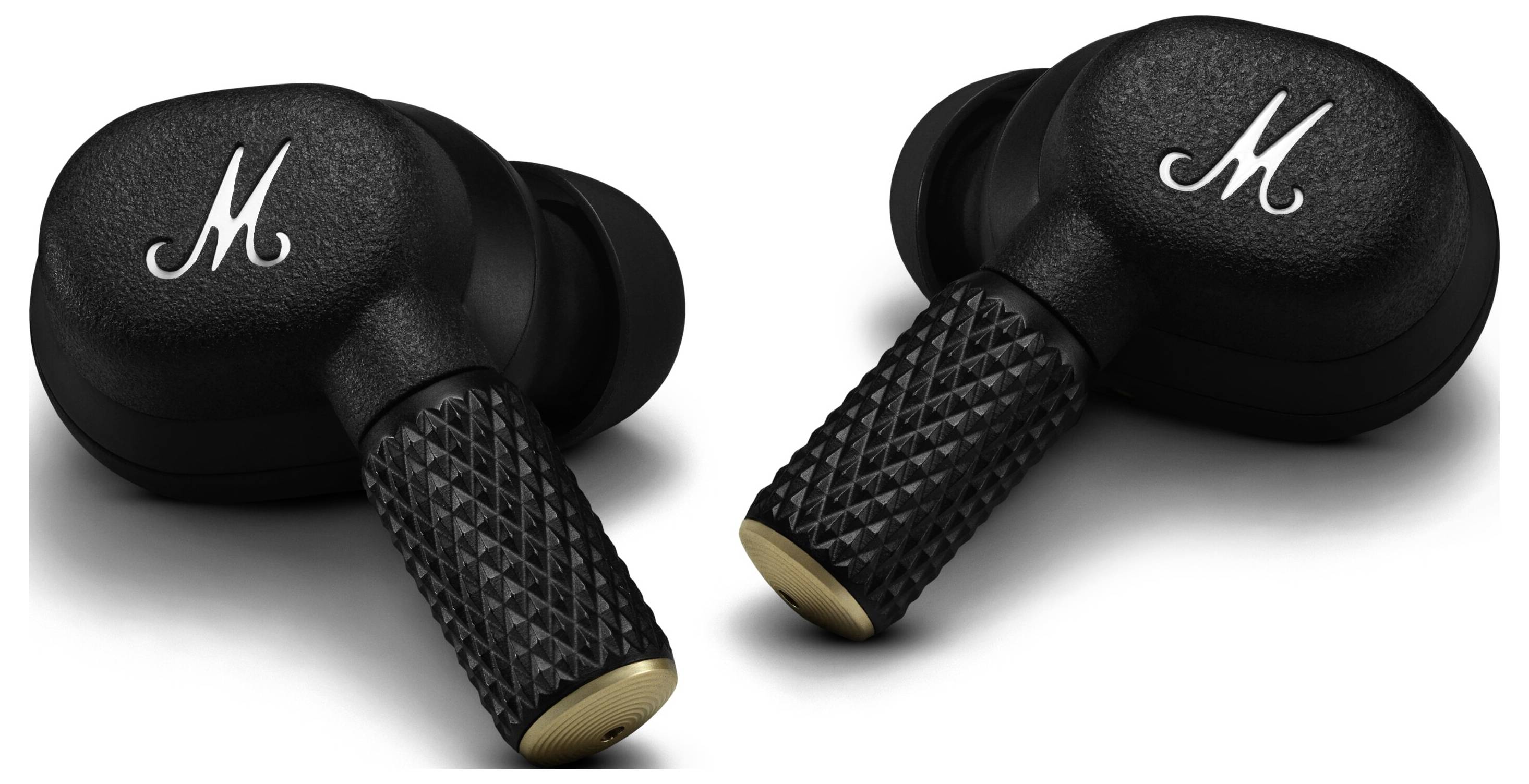 Schwarze kabellose Ohrhörer mit strukturierten, goldenen Akzenten und einem stilisierten 'M'-Logo auf jedem Ohrhörer.