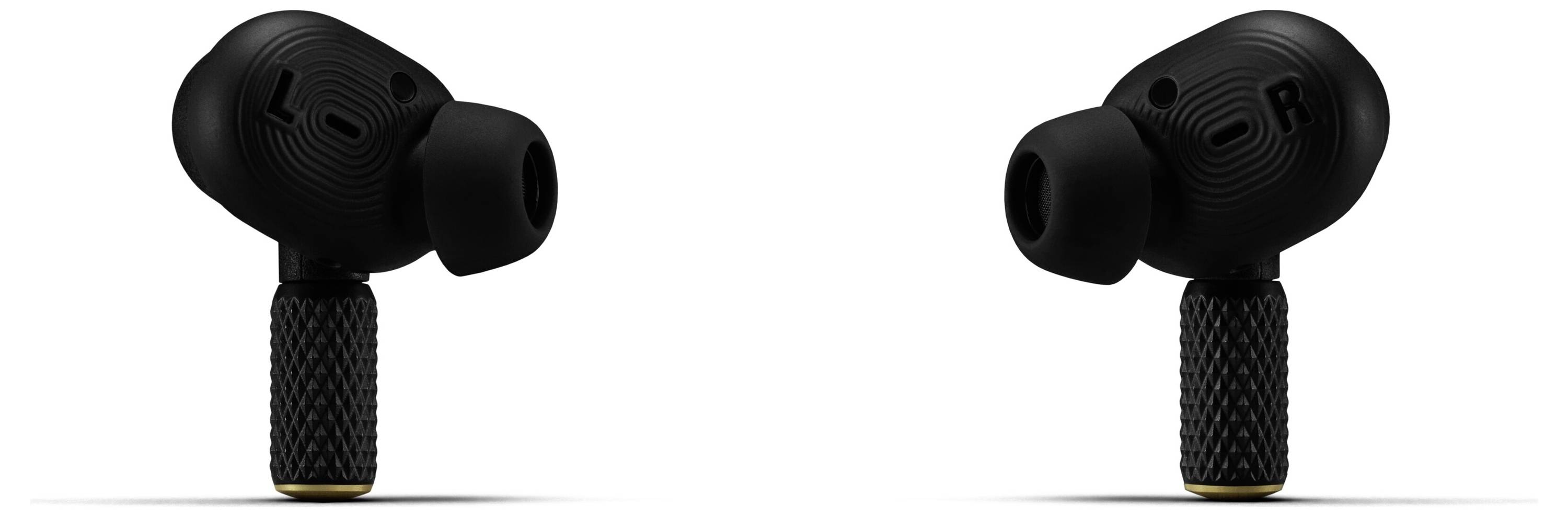 Schwarze kabellose Ohrhörer mit 'L' und 'R' Markierungen auf den Ohrstücken, aufrechter Stand in einem weißen Raum.