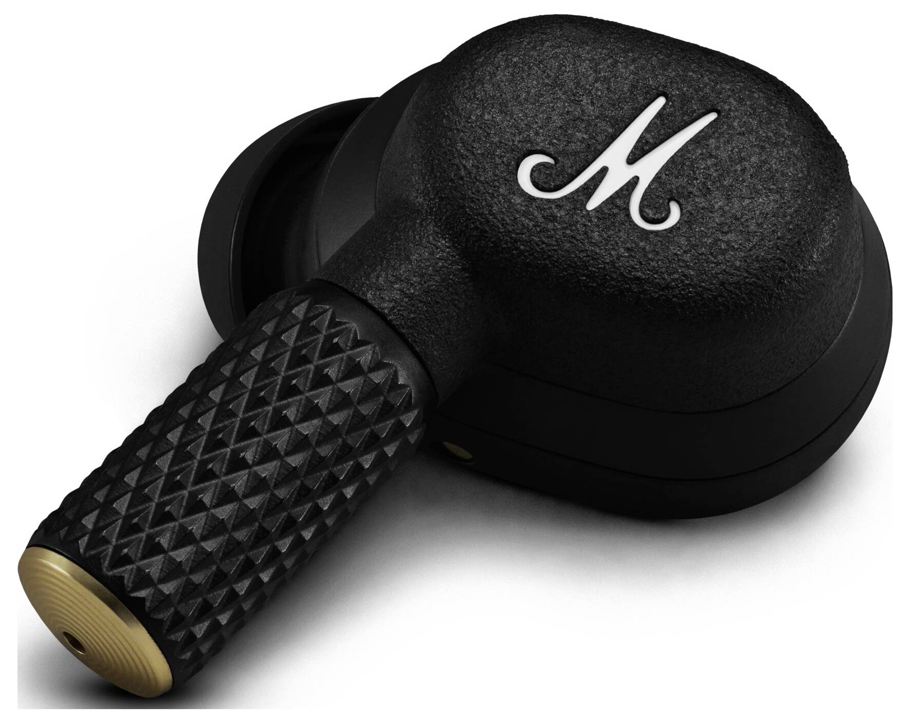 Ein schwarzes Mikrofon mit einem markanten Griff und einem goldenen Ende liegt auf einem Tisch. Es trägt ein weißes 'M'-Logo.