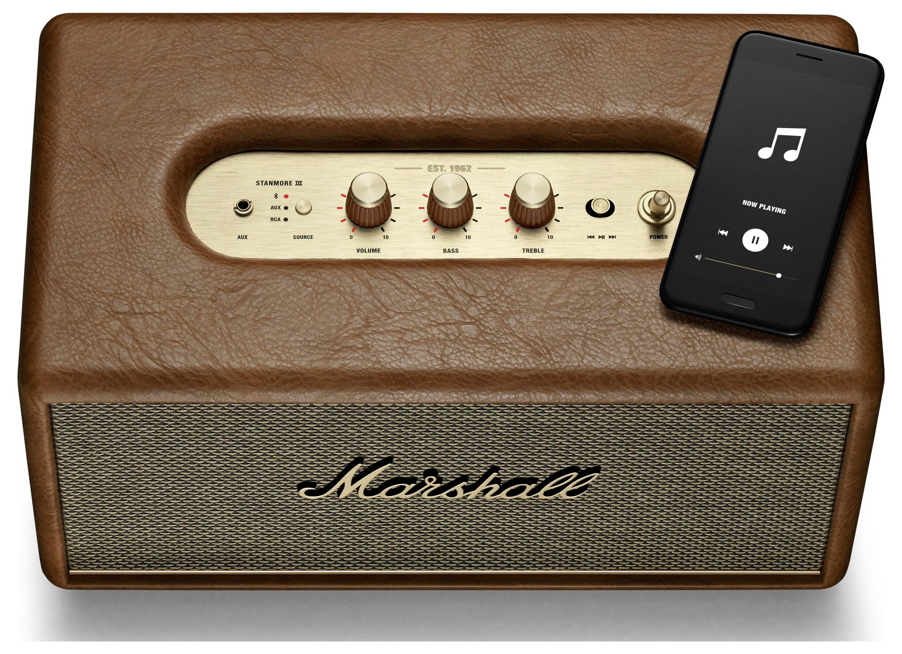 Brauner Lautsprecher im Retro-Design mit Drehreglern und einem Smartphone, das oben liegt und Musik abspielt.