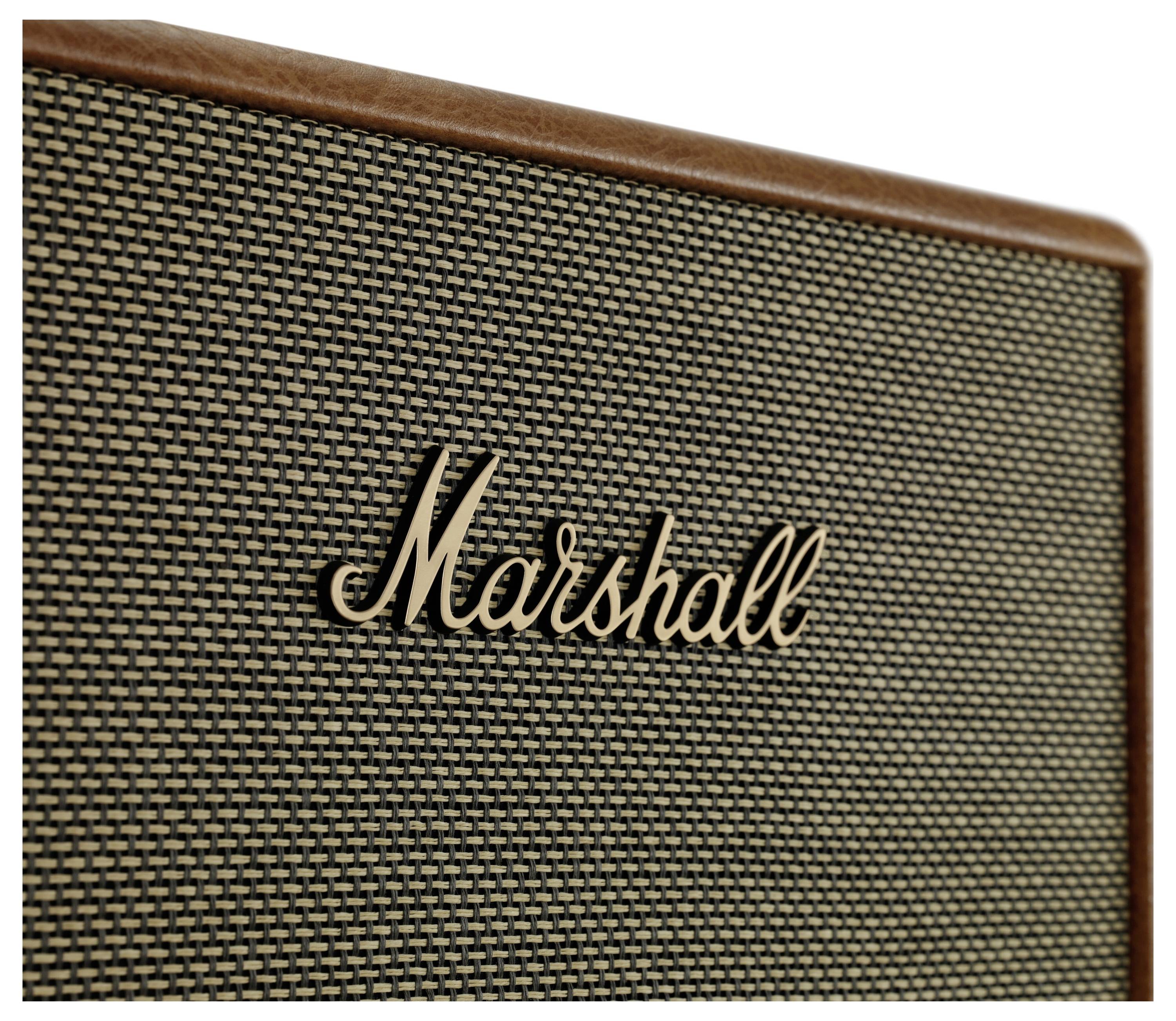 Lautsprecher mit brauner Holzverkleidung und goldenem Logo der Marke 'Marshall' auf dem Frontgitter, Nahaufnahme.