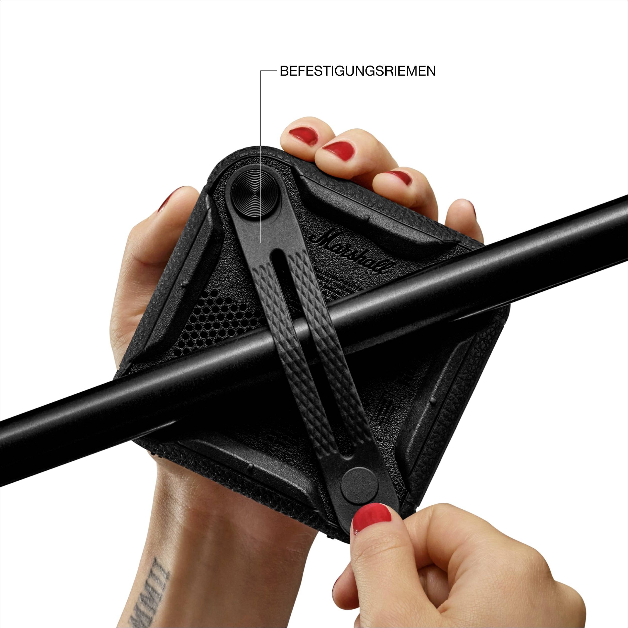 Zwei Hände befestigen eine reflektierende Hülle mit Riemen an einem Fahrradrahmen, darauf steht 'Marshall'.