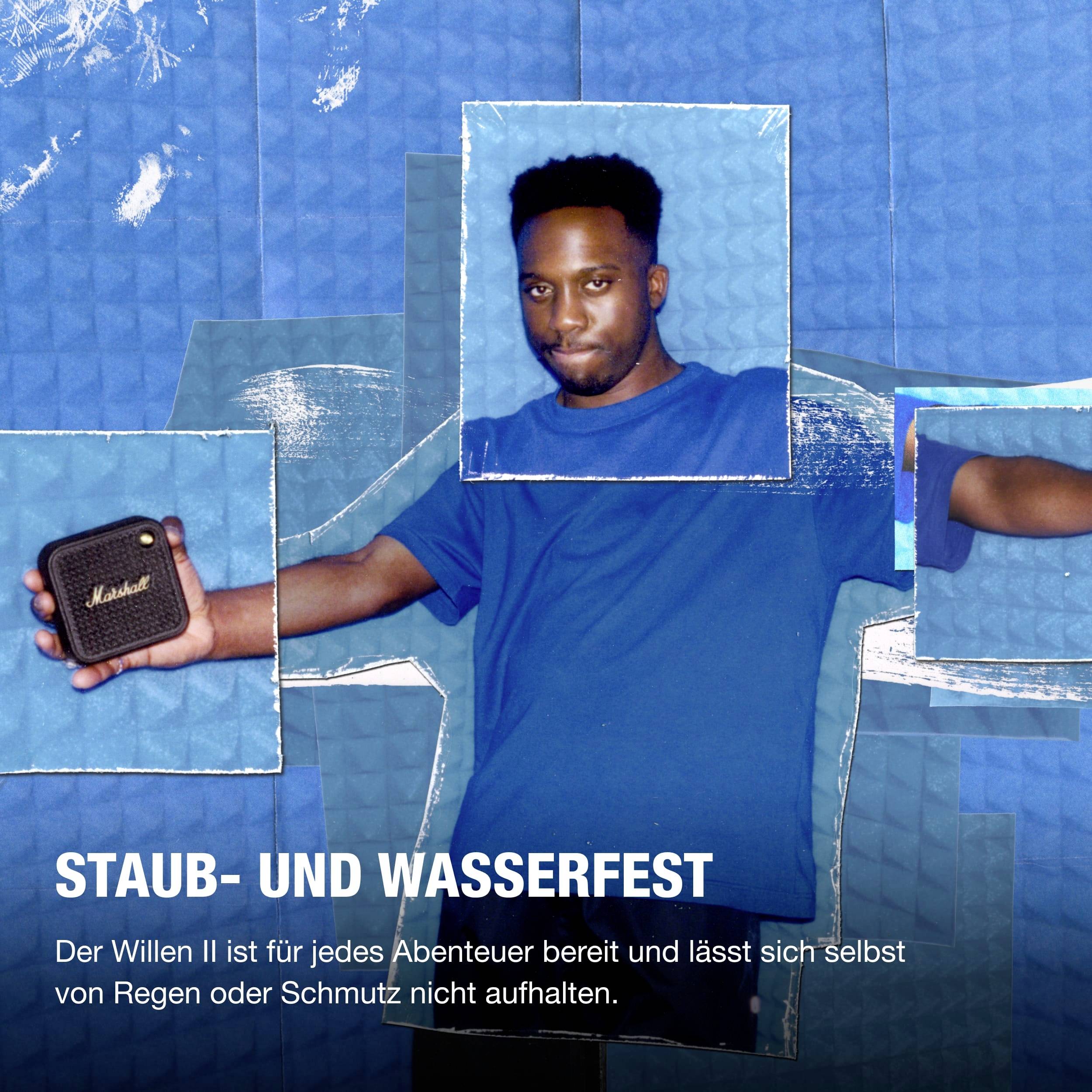 Eine Person in einem blauen T-Shirt vor einem blauen Hintergrund zeigt auf einen tragbaren Lautsprecher. Text: 'Staub- und wasserfest'.