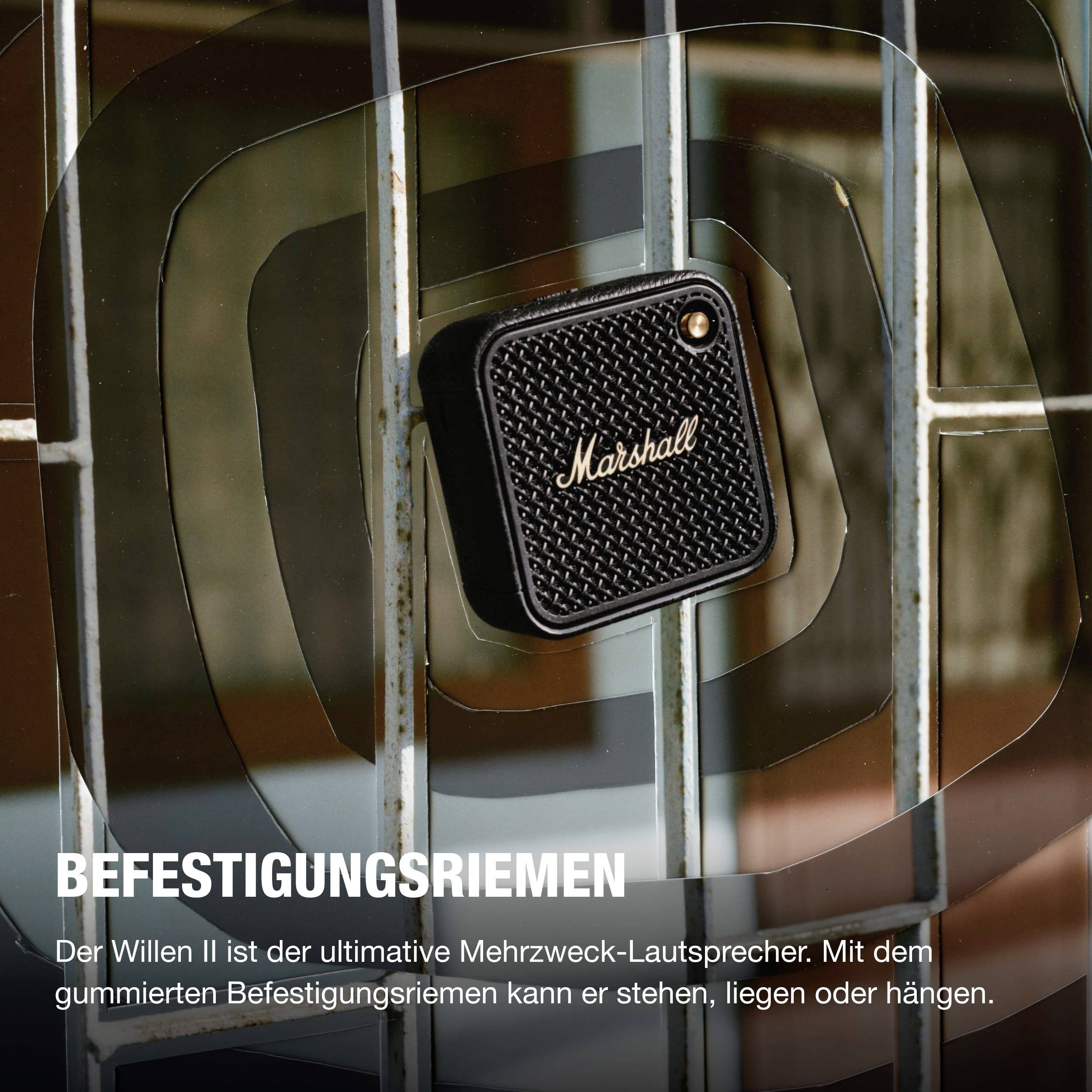 'Marshall' Lautsprecher wird mit Befestigungsriemen an einem Metallgitter befestigt. Text beschreibt Vielseitigkeit der Befestigung.