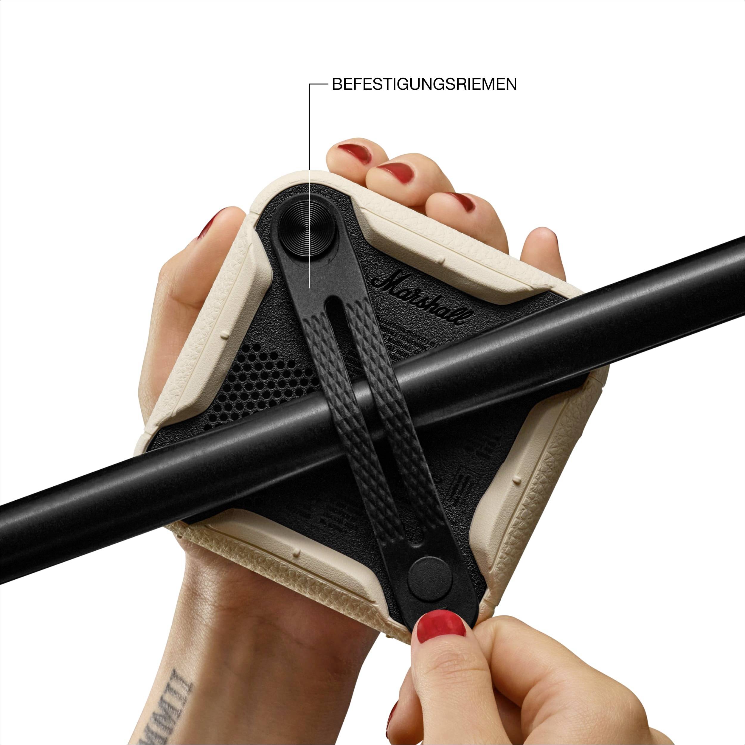 Zwei Hände halten ein quadratisches Gerät, das mit einem Befestigungsriemen an einem schwarzen Rohr befestigt wird.
