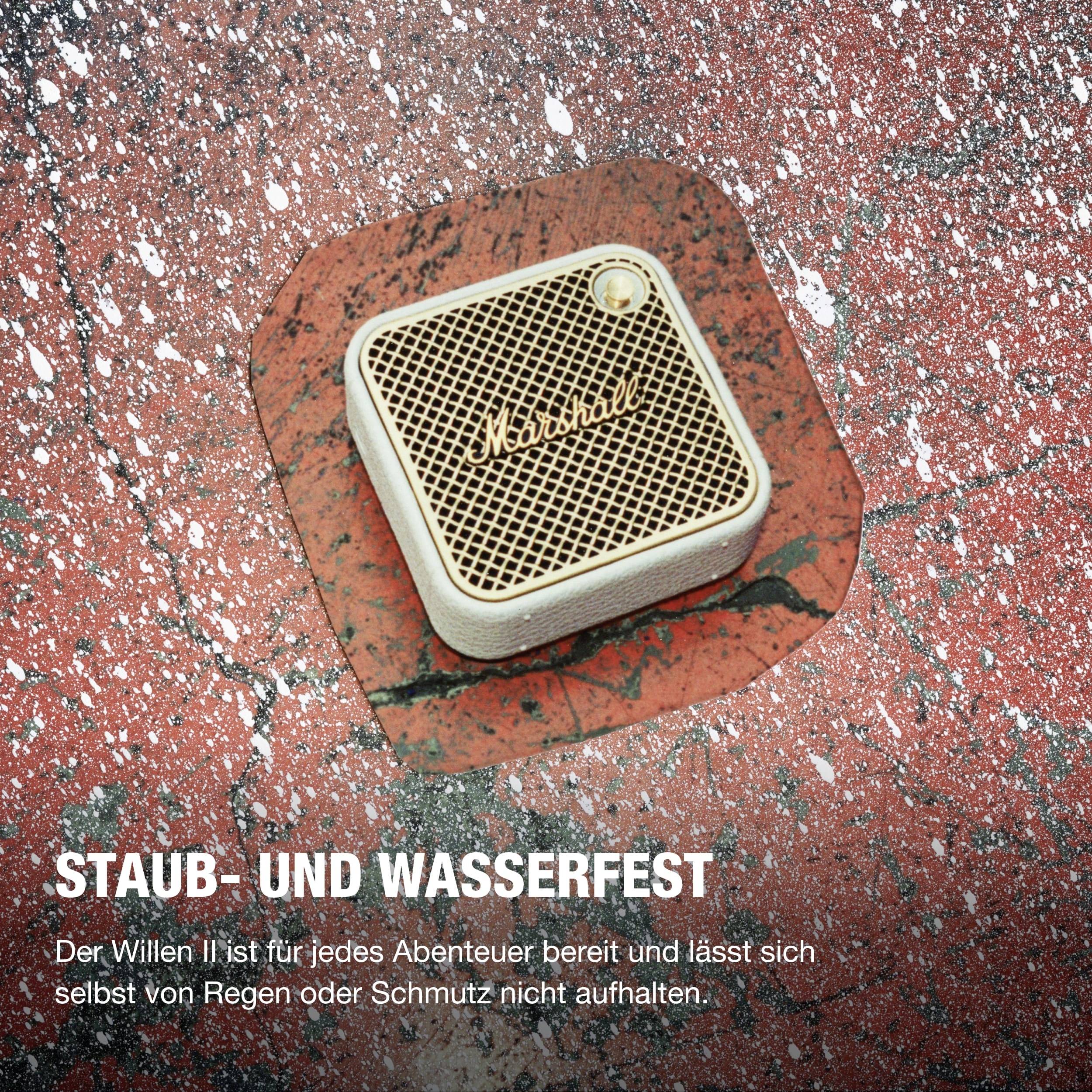 Ein quadratischer Lautsprecher mit goldener Gitterabdeckung und der Aufschrift 'Marshall', auf einem roten, strukturierten Hintergrund. Darunter ein Text über Staub- und Wasserschutz.