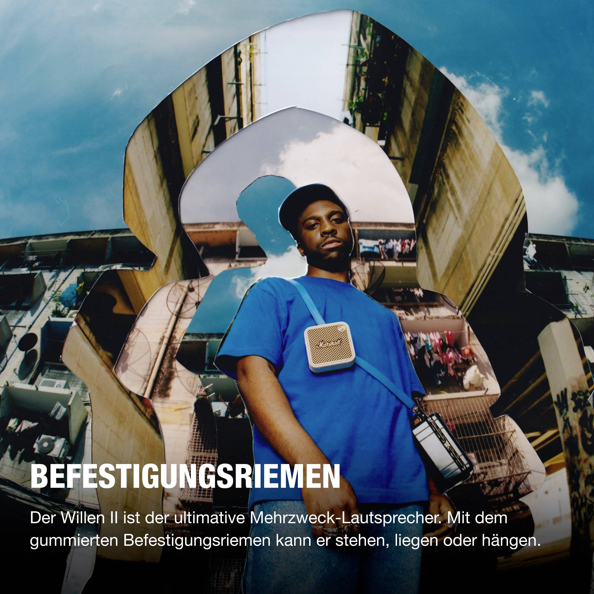 'Befestigungsriemen': Ein Mann steht vor abstraktem Spiegelhintergrund. Text beschreibt den Allzweck-Lautsprecher 'Der Willen II'.