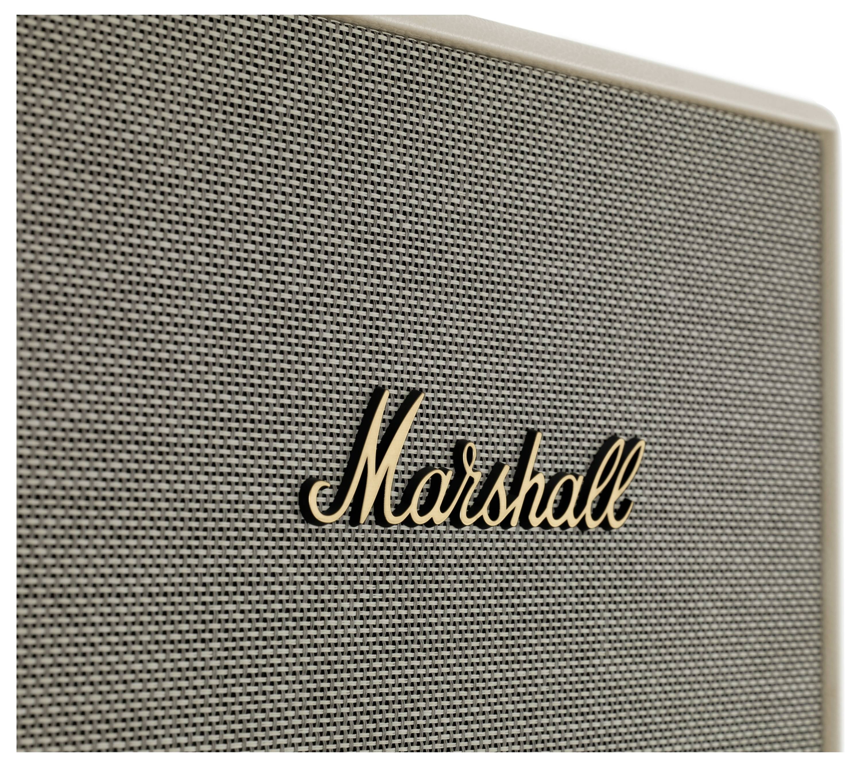 Nahaufnahme eines Lautsprechers mit dem Schriftzug 'Marshall' auf einem grauen Stoffgitter.