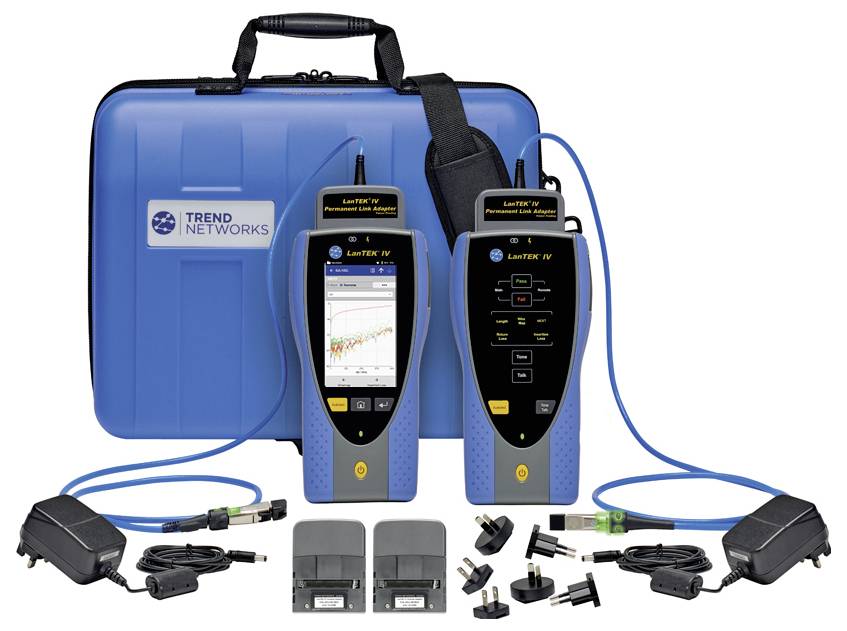 Zwei Netzwerktester mit blauen Bildschirmen und Kabeln, umgeben von Zubehörteilen. Im Hintergrund eine blaue Tragetasche.