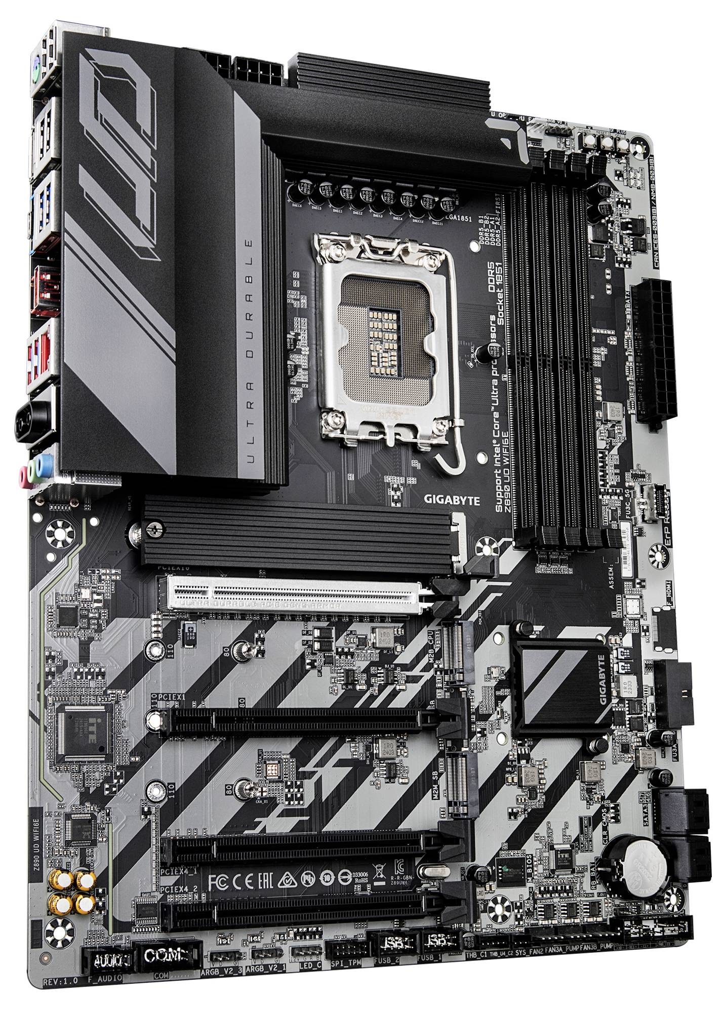Eine Computermainboard-Platine mit mehreren Steckplätzen und Anschlüssen, markiert mit 'Ultra Durable'.