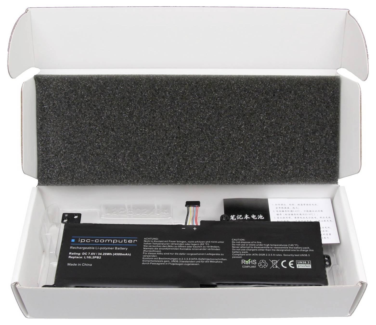 Gebrauchsfertiger Lithium-Ionen-Akku in geöffneter Verpackung. Herstellerangaben und technische Daten sind auf dem Akku sichtbar.