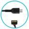 Ein USB-C-Kabel mit einem schwarzen Stecker und einem USB-C-Anschluss, der Typ-C-Kompatibilität unterstützt.