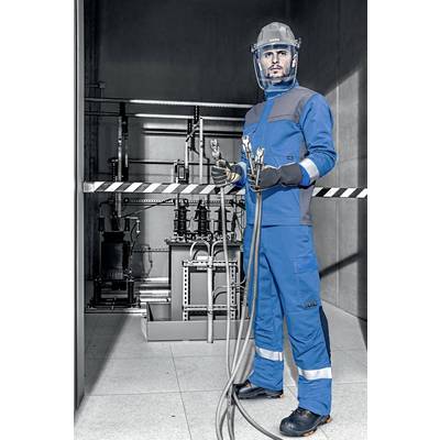 Ein Mann in blauer Schutzkleidung hält Kabel und steht vor industriellen Maschinen. Er trägt Helm und Schutzvisier in einer grauen Umgebung.