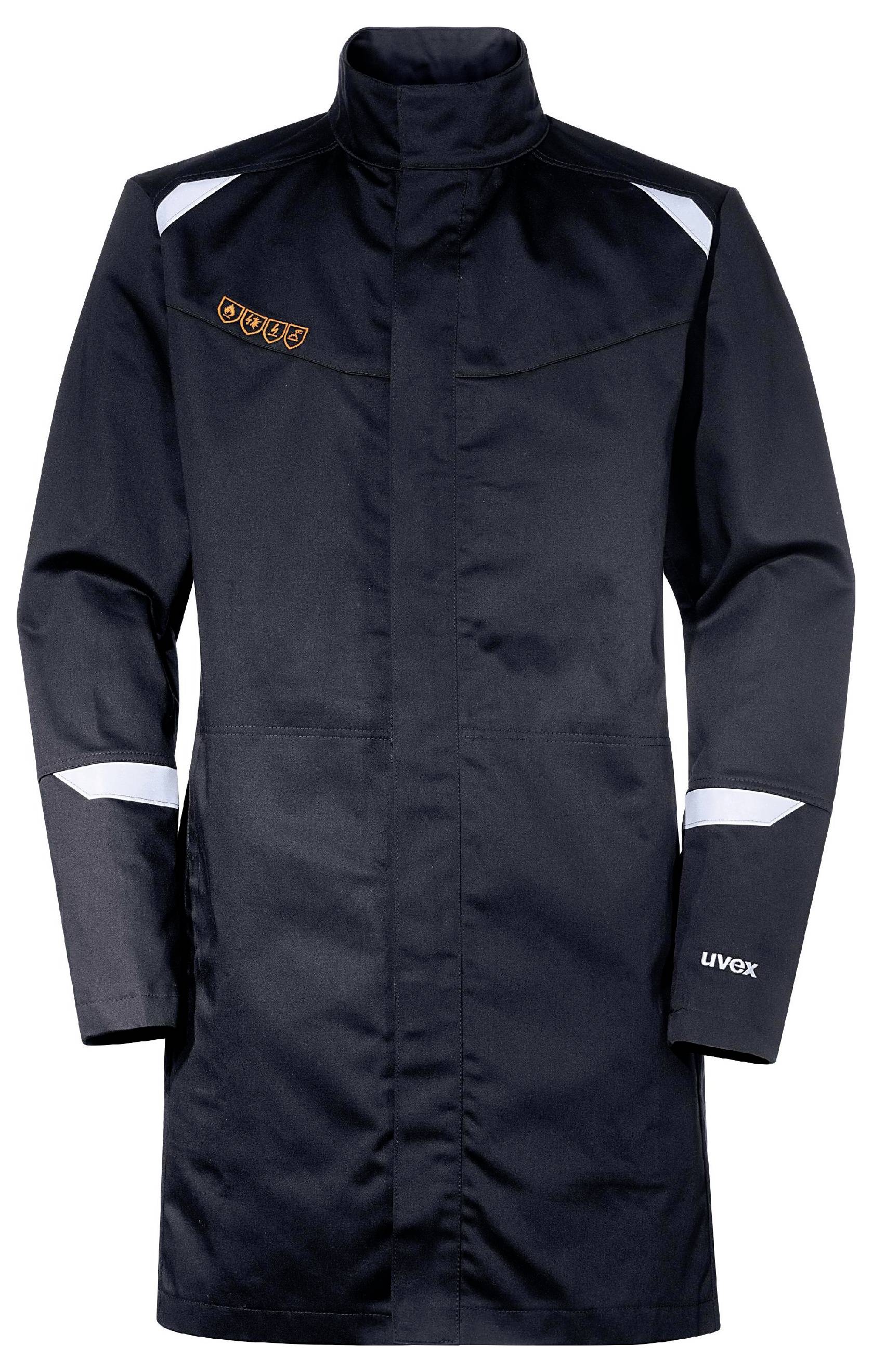 Langer, schwarzer Mantel mit hohem Kragen, weißen Akzenten auf Schultern und Ärmeln, Markenlogos auf Brust und rechtem Ärmel.