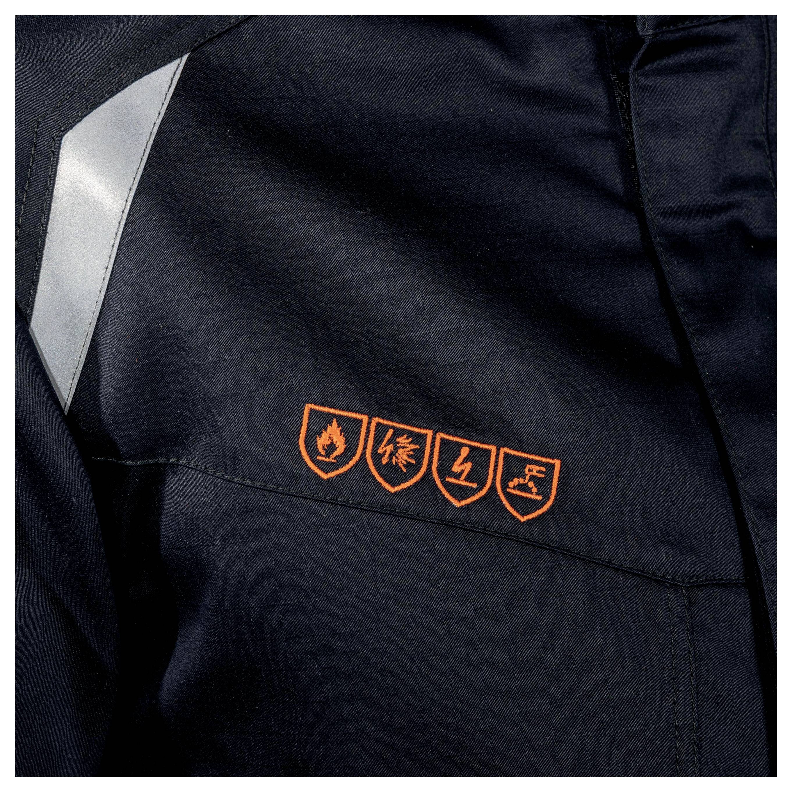 'Arbeitsjacke mit reflektierenden Streifen und vier Wappen: Feuer, Zahnrad, Blitz, und Hammer.'