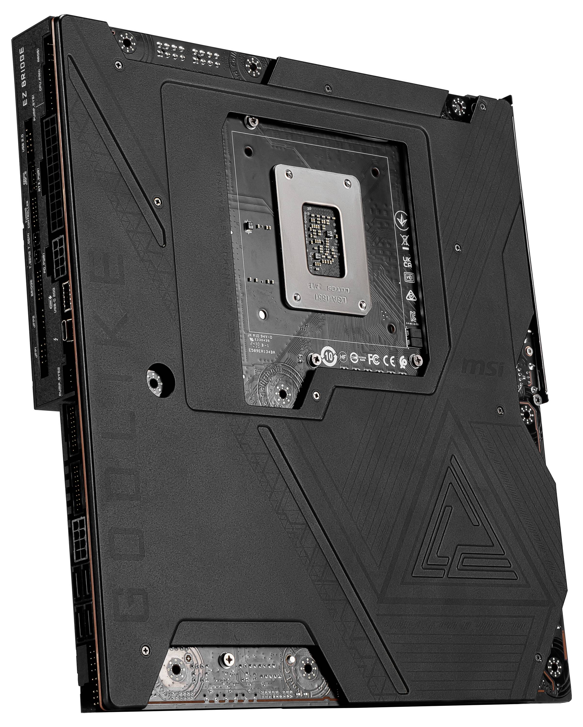 Rückseite eines Mainboards mit schwarzem Schutzgehäuse, freiliegendem CPU-Sockel und zahlreichen Anschlüssen und Schaltkreisen.