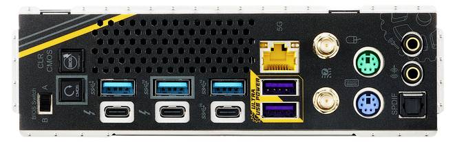 Rückseite eines Computer-Motherboards mit verschiedenen Anschlüssen: USB-C, USB-A, Ethernet, Audio, PS/2 und Antennenanschlüsse.