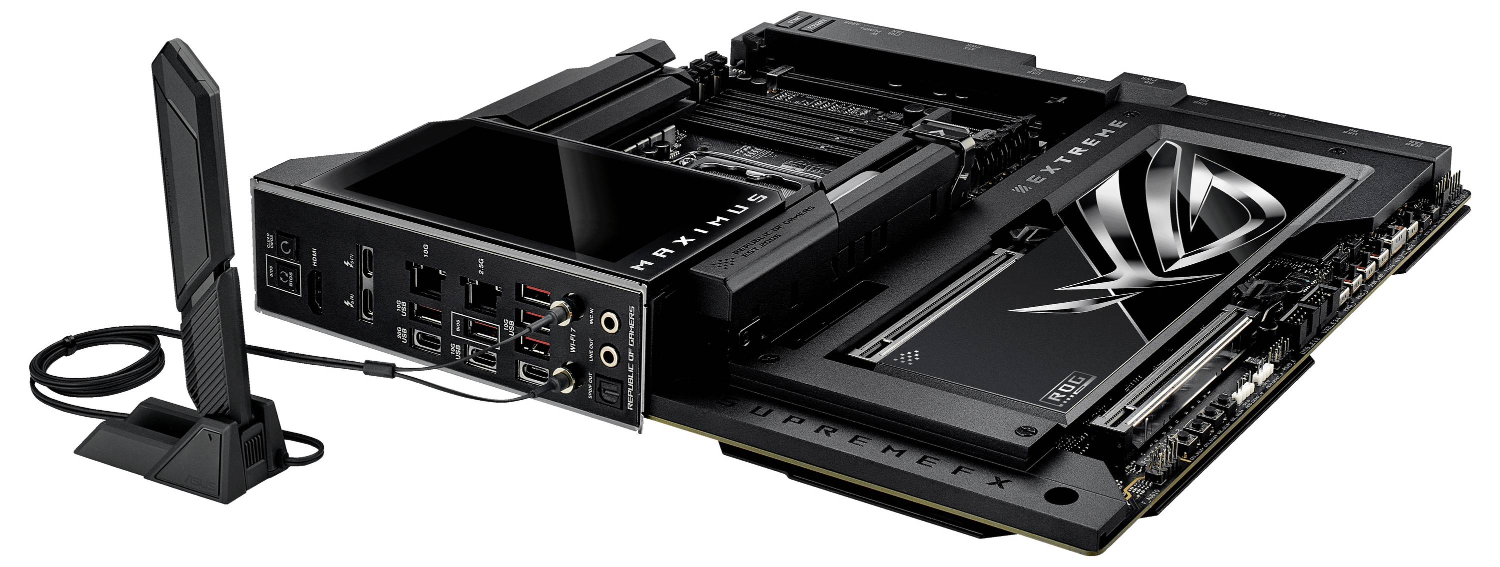 Ein modernes Computer-Motherboard mit zahlreichen Anschlüssen, darunter USB, Audio und Netzwerk. Rechts ein stilisiertes Logo.