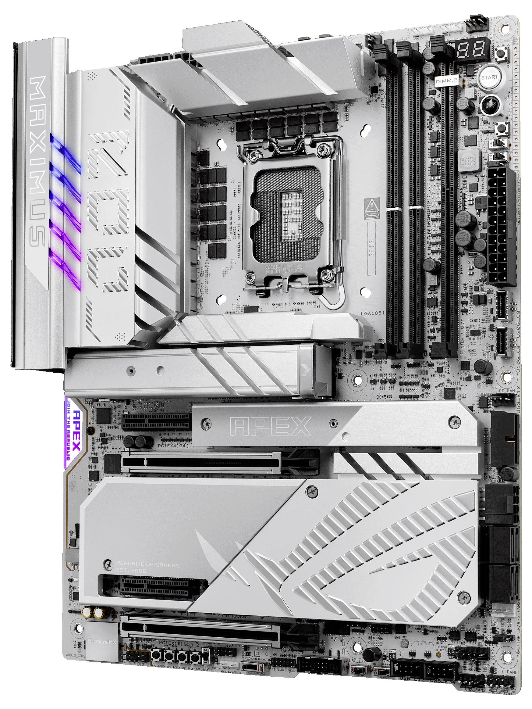 Ein silbernes Computer-Motherboard mit RGB-Beleuchtung, mehreren PCIe-Steckplätzen und einem großen Kühlkörper für Chipsatz und CPU.