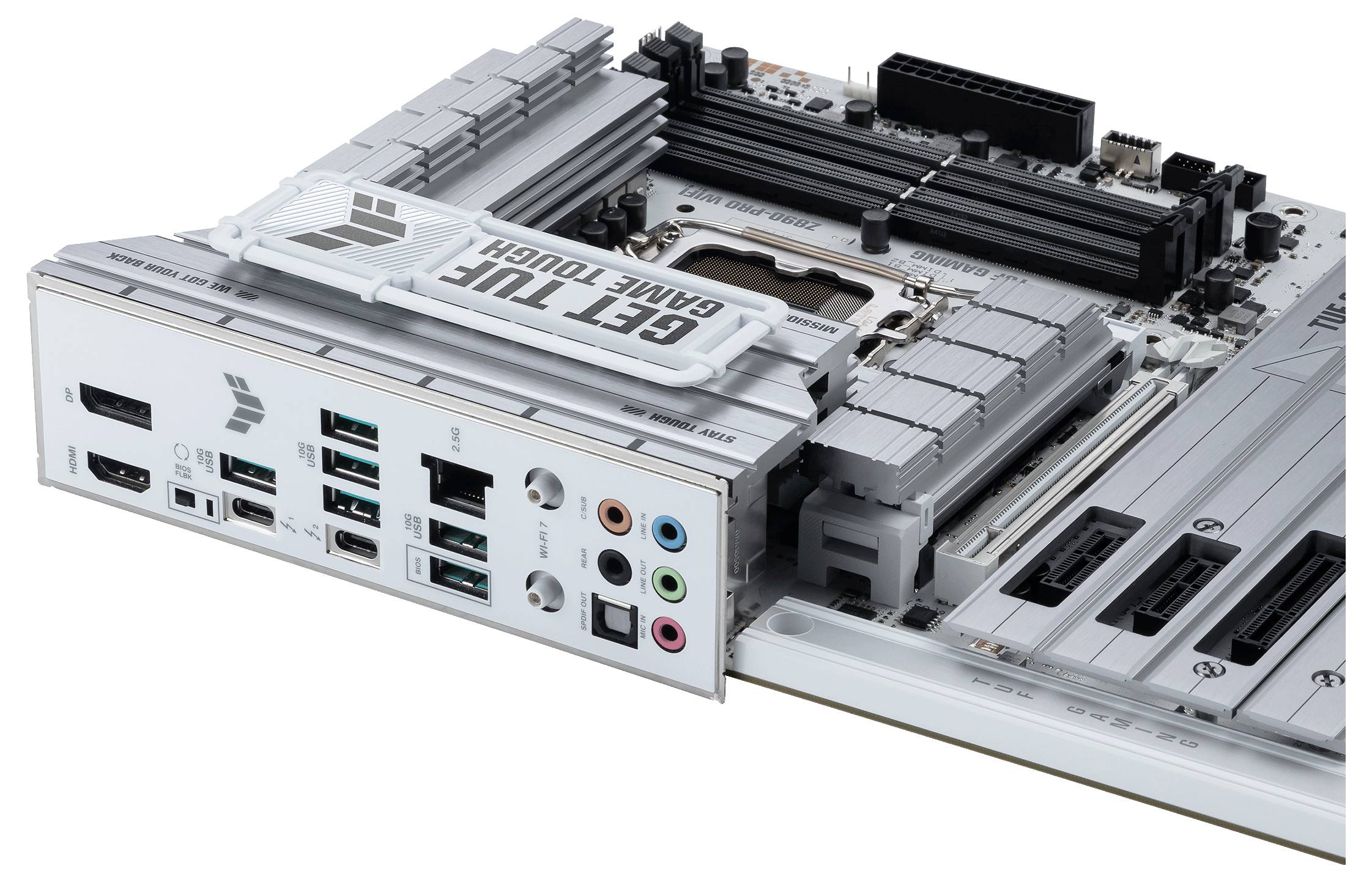 Ein weißes Computer-Motherboard mit verschiedenen Anschlüssen und vier RAM-Steckplätzen, gekennzeichnet mit 'GET TUF GAME TUF'.