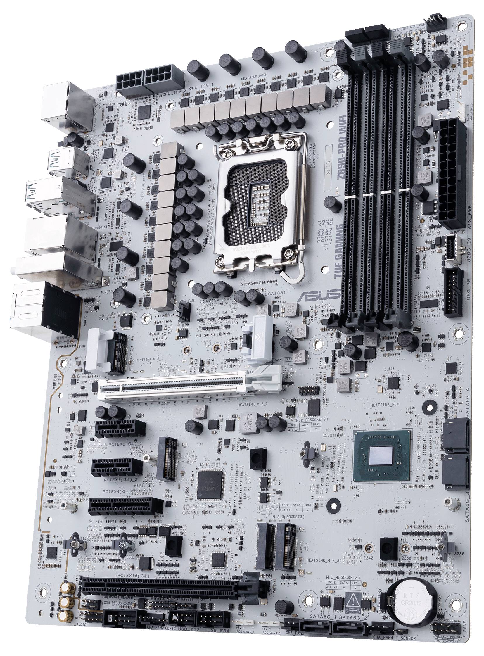 Eine Computer-Mainboard-Platine mit verschiedenen Anschlüssen und Komponenten, einschließlich RAM-Steckplätzen und CPU-Sockel.