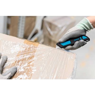 Eine Person schneidet mit einem Sicherheitsmesser die Plastikfolie eines Pappkartons. Die Hände tragen graue Schutzhandschuhe.