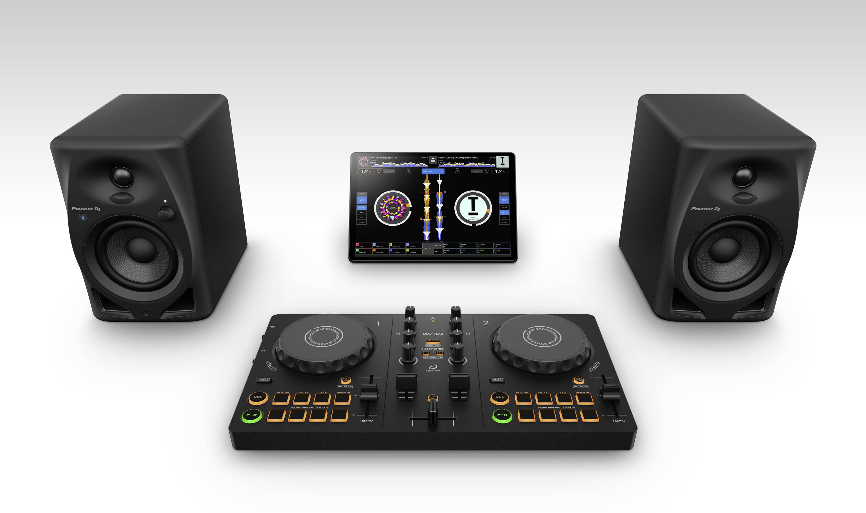 Ein DJ-Set mit zwei Lautsprechern, einem Mischpult und einem Tablet mit Mix-Software auf einem Tisch, bereit für DJ-Performance.