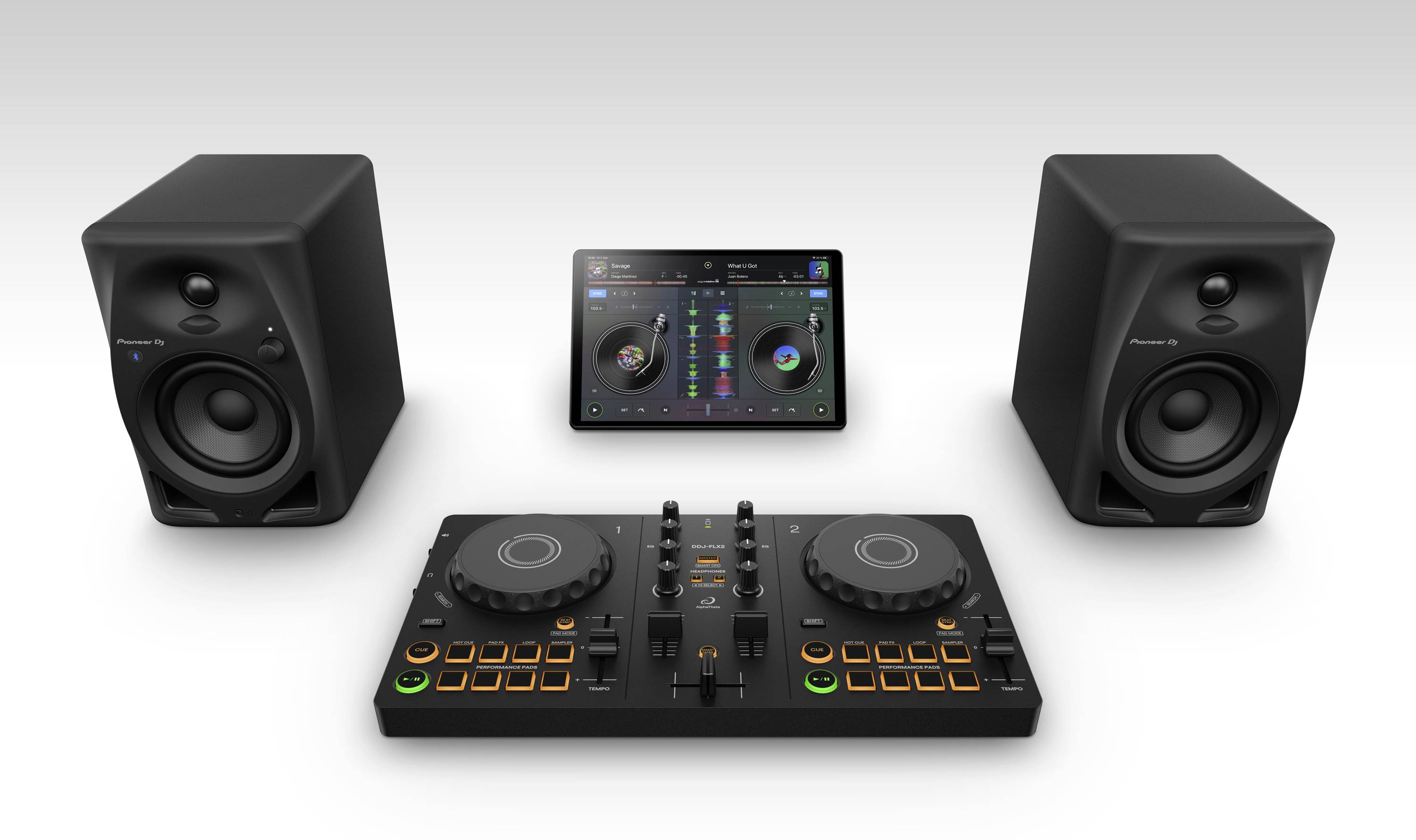 Ein DJ-Controller-Setup mit zwei Lautsprechern und einem Tablet, das Musikmischsoftware zeigt.