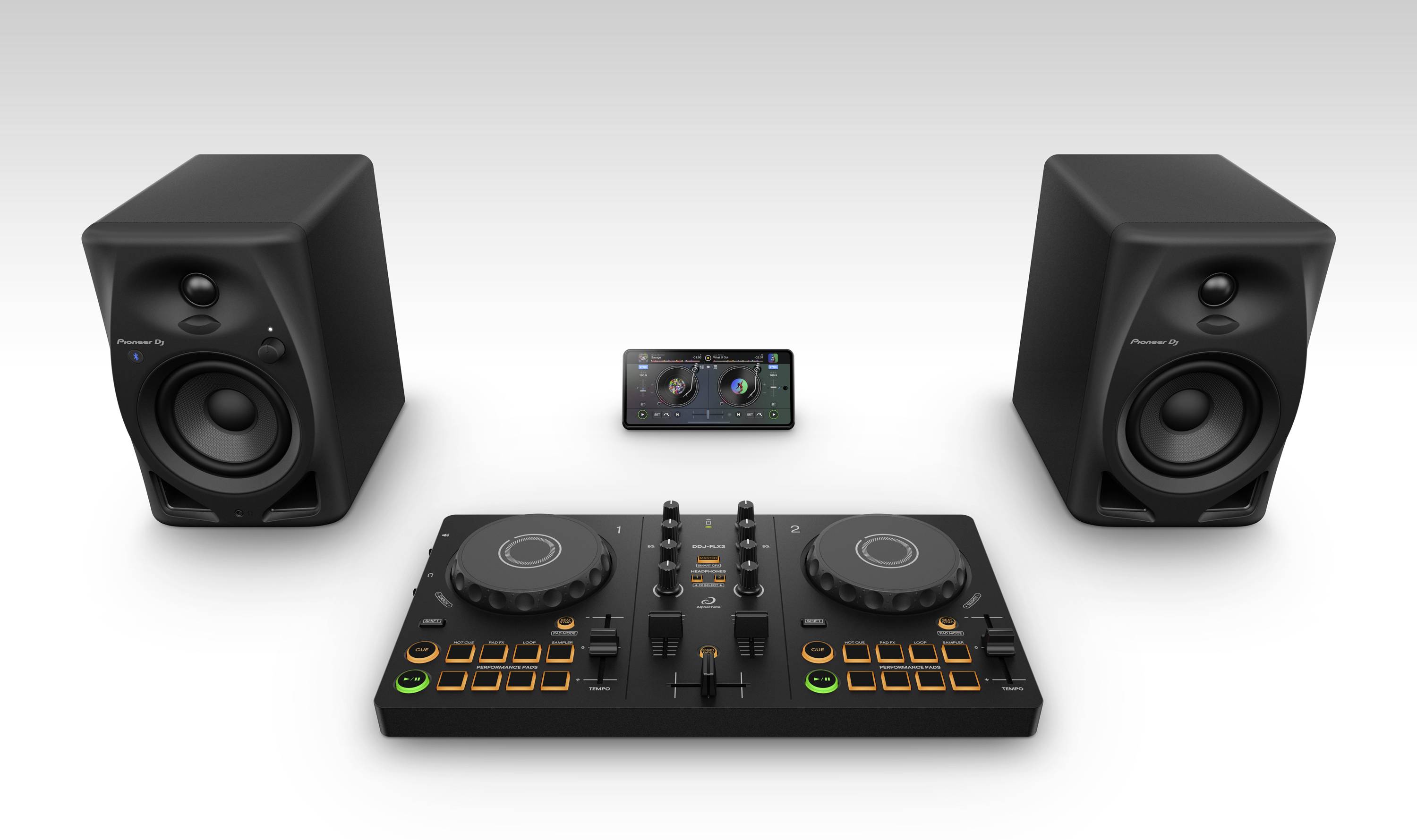 Zwei schwarze Lautsprecher und ein DJ-Controller mit einem Smartphone in der Mitte, das eine Musik-App zeigt.