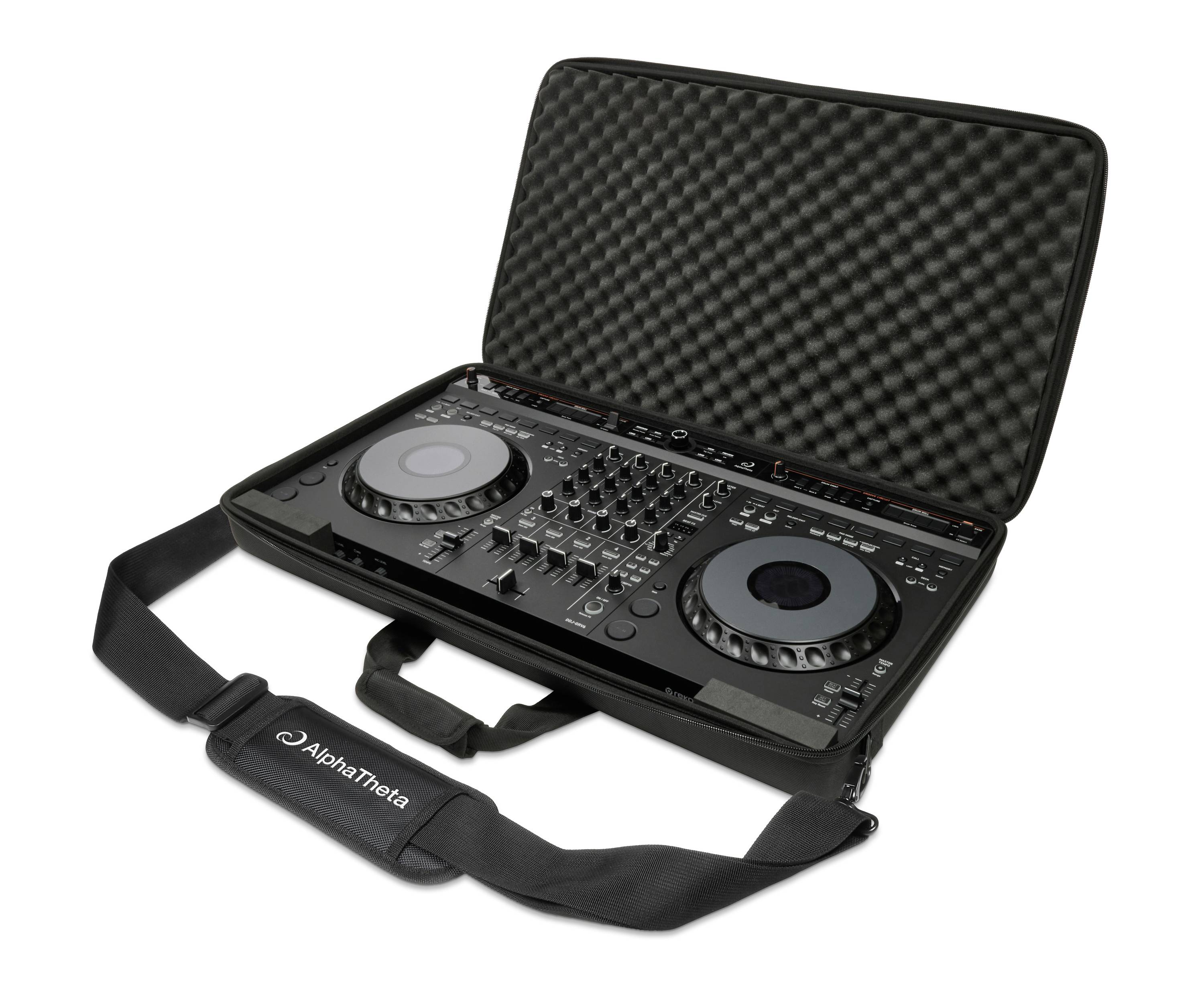Tragbarer DJ-Controller in einem schützenden, gepolsterten Etui mit Schulterriemen für einfachen Transport.