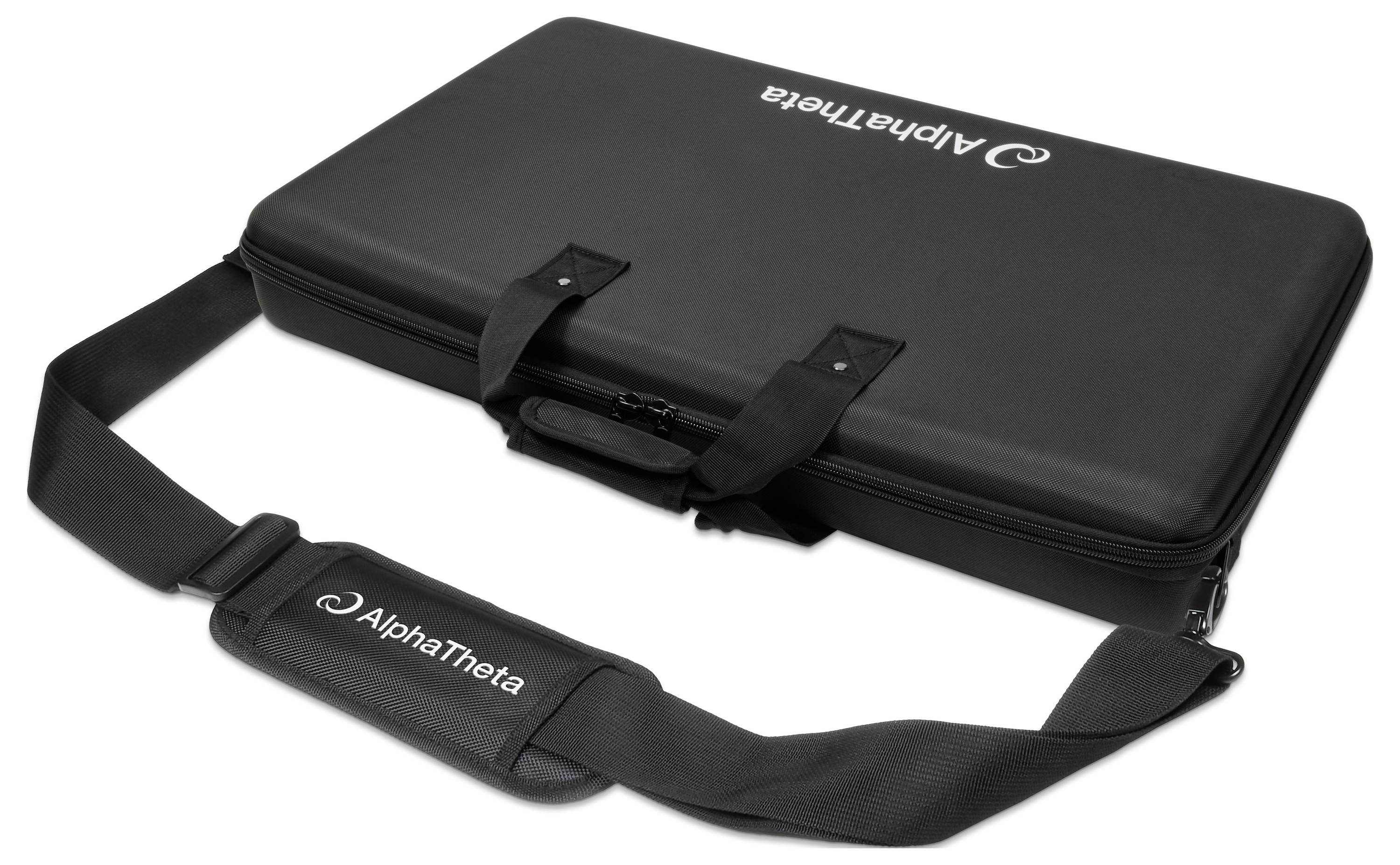 'AlphaTheta' schwarze Tragetasche, rechteckig mit Schultergurt, geeignet für den Transport von elektronischem Equipment.