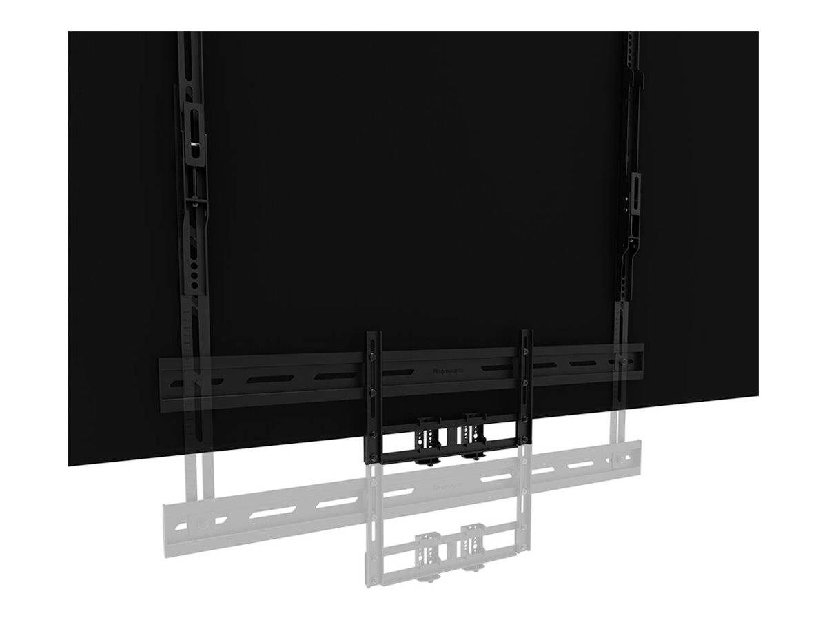 Eine schwarze TV-Halterung wird von hinten gezeigt. Sie ist an der Wand montiert und kann den Fernseher neigen.