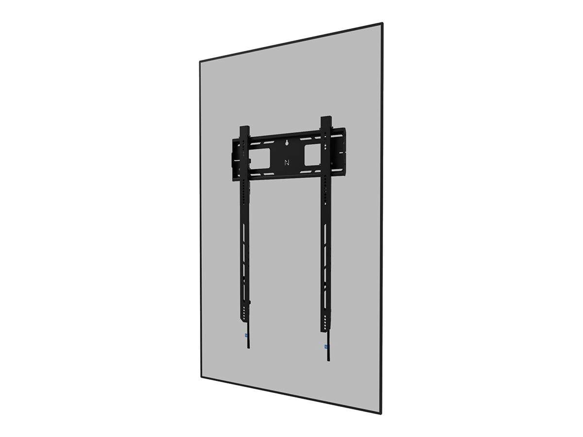 Flache TV-Wandhalterung in Schwarz, montiert auf einer grauen Wand, mit zwei langen vertikalen Schienen.