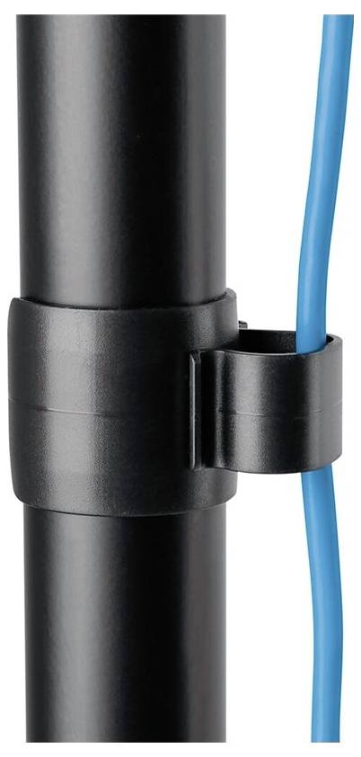 Eine schwarze Kabelklemme hält ein blaues Kabel an einem schwarzen Rohr befestigt.