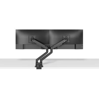 Zwei schwarze Computerbildschirme sind nebeneinander montiert und verbunden durch einen doppelten, verstellbaren Monitorarm auf einem Schreibtisch.