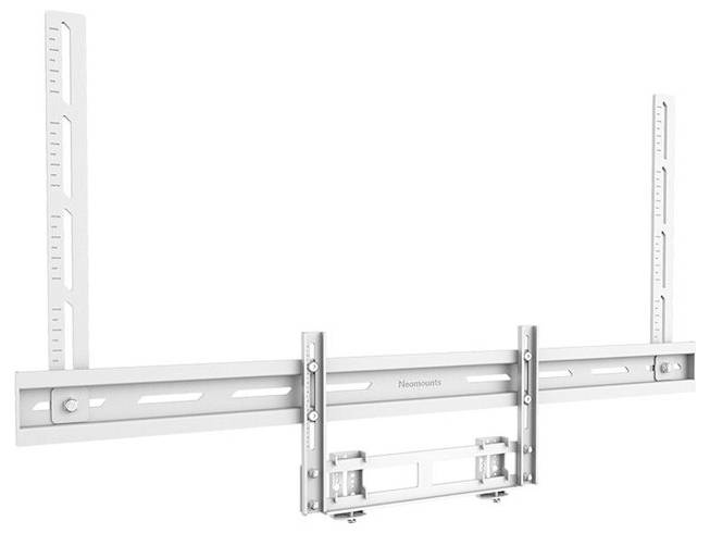 Flacher TV-Wandhalter aus Metall, silberfarben, mit verstellbaren Armen, passend für verschiedene Bildschirmgrößen.